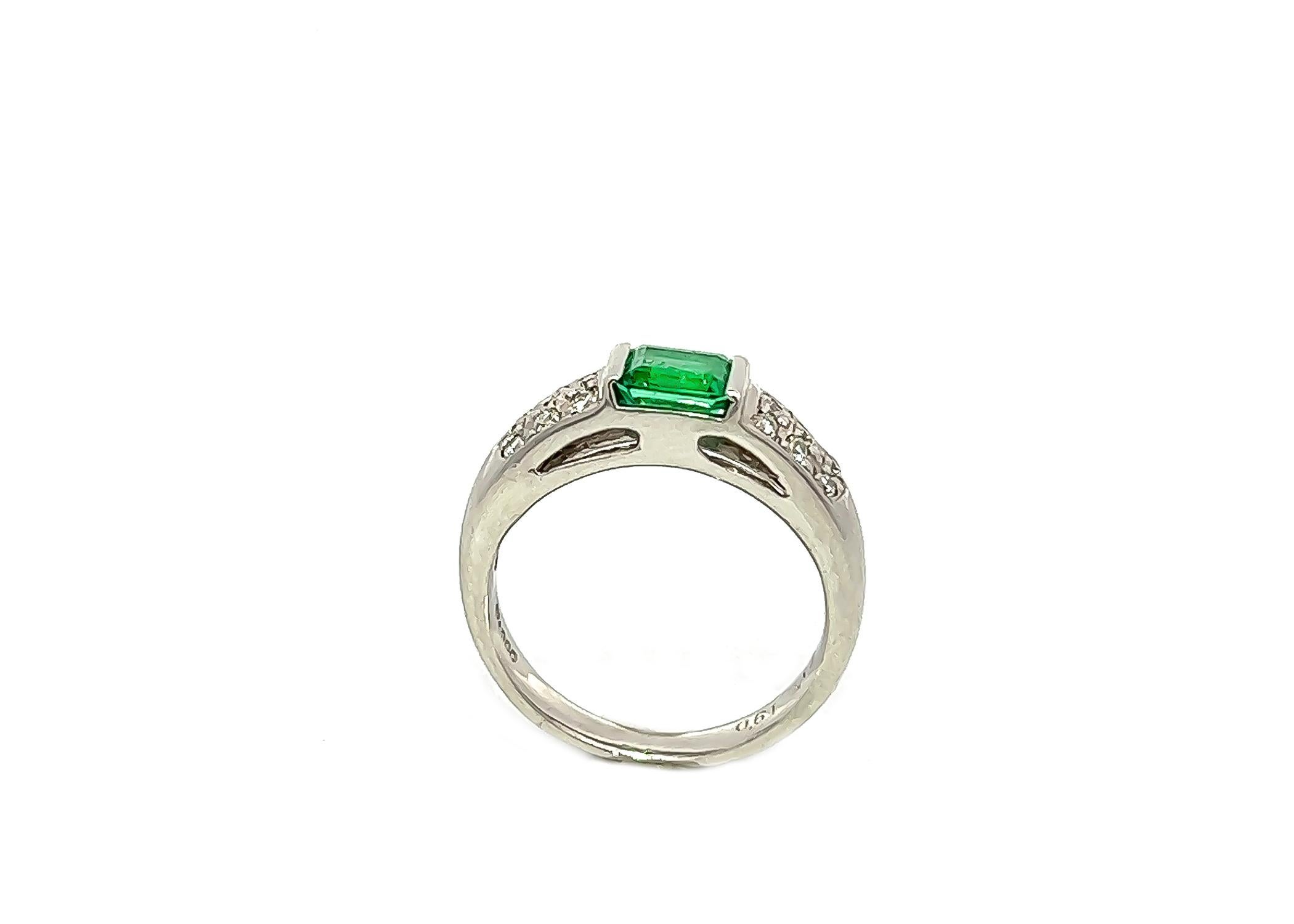 Art déco 0.73CT Total Weight Emerald & Diamond Ring set with Plat en vente