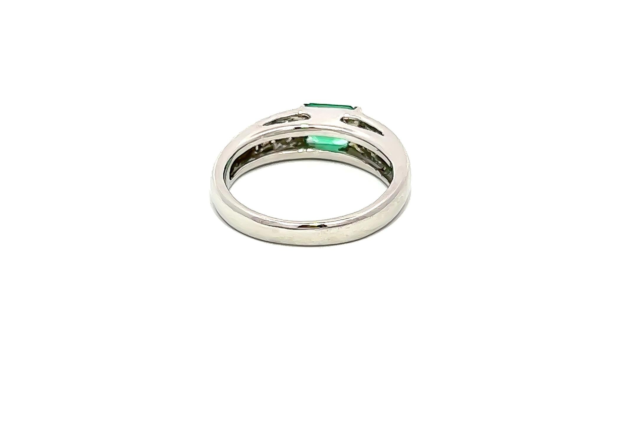 Taille émeraude 0.73CT Total Weight Emerald & Diamond Ring set with Plat en vente