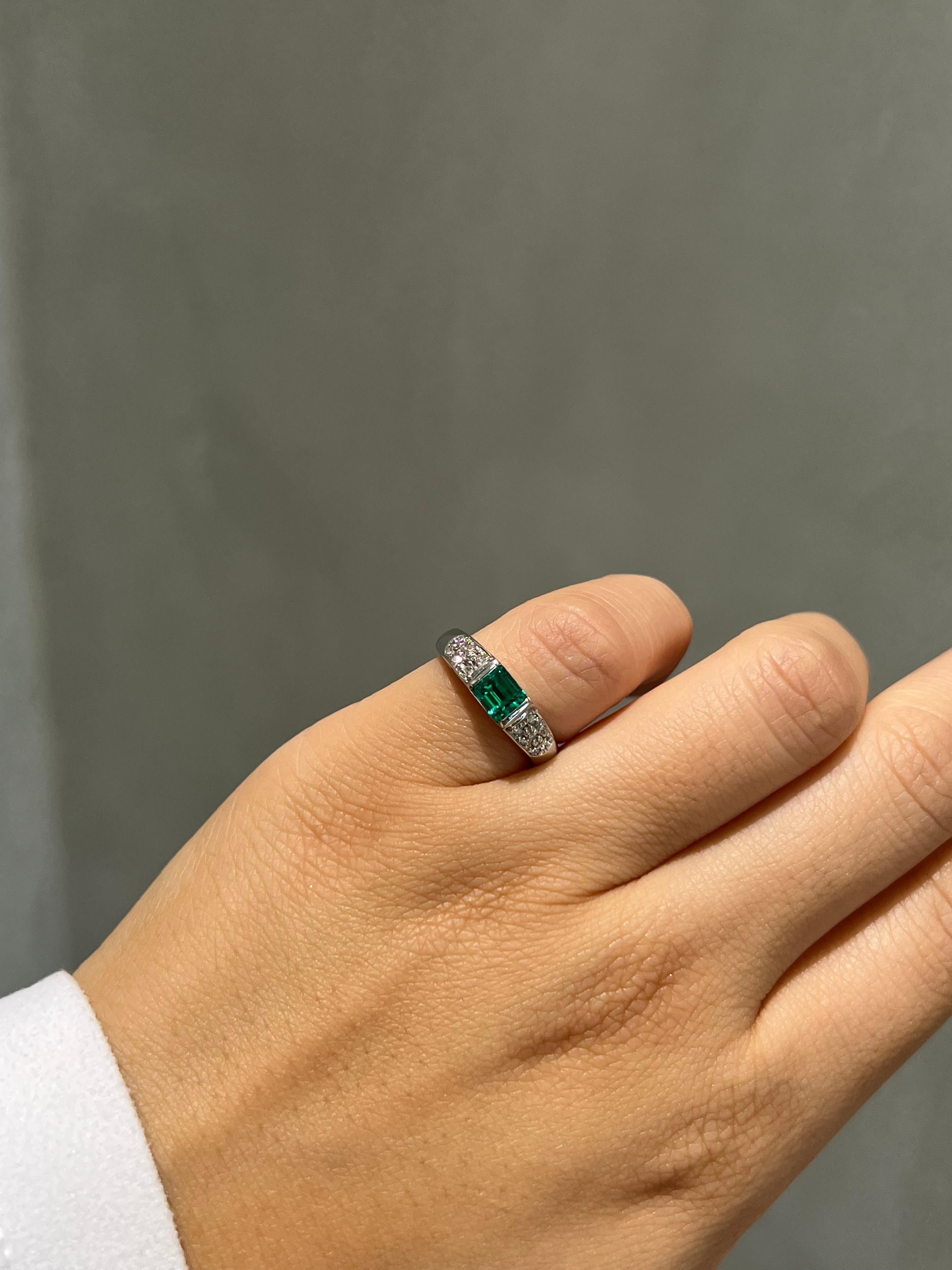 0.73CT Total Weight Emerald & Diamond Ring set with Plat Unisexe en vente