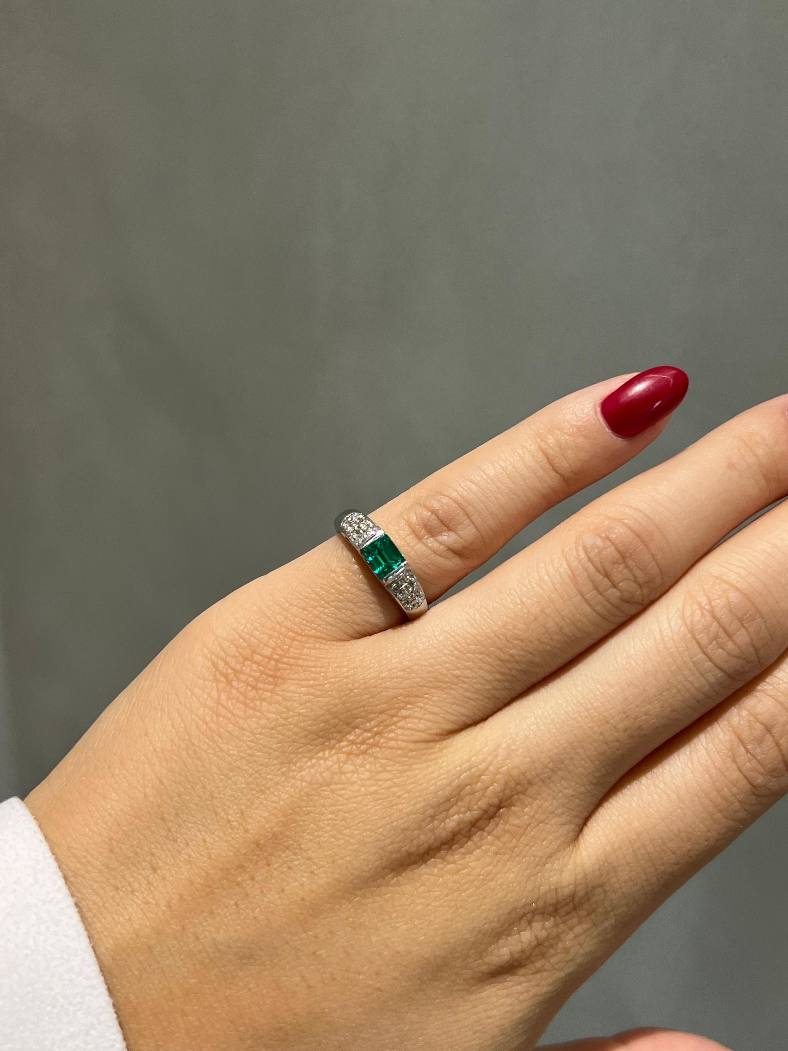 0.73CT Total Weight Emerald & Diamond Ring set with Plat en vente 1