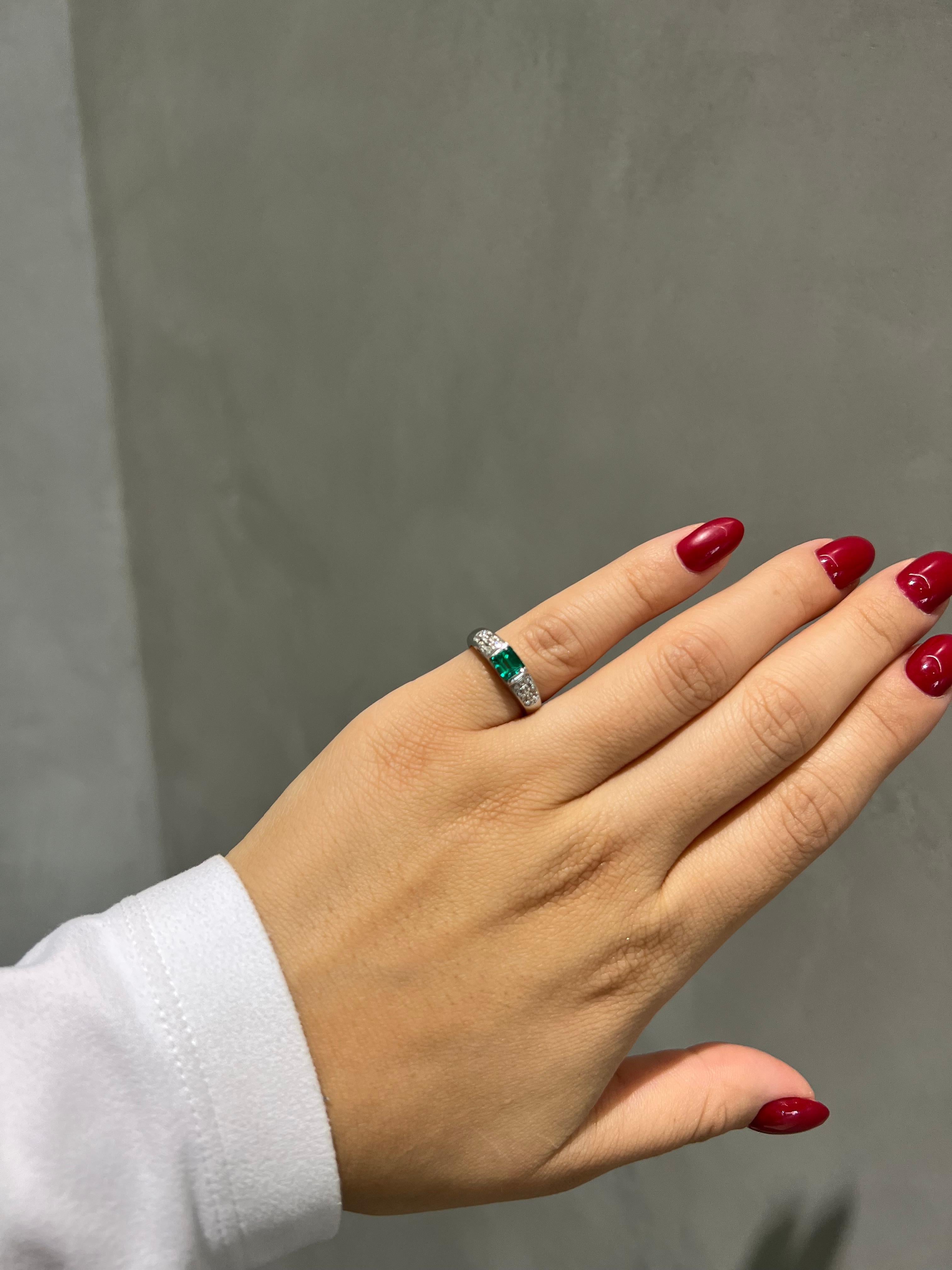 0.73CT Total Weight Emerald & Diamond Ring set with Plat For Sale 2