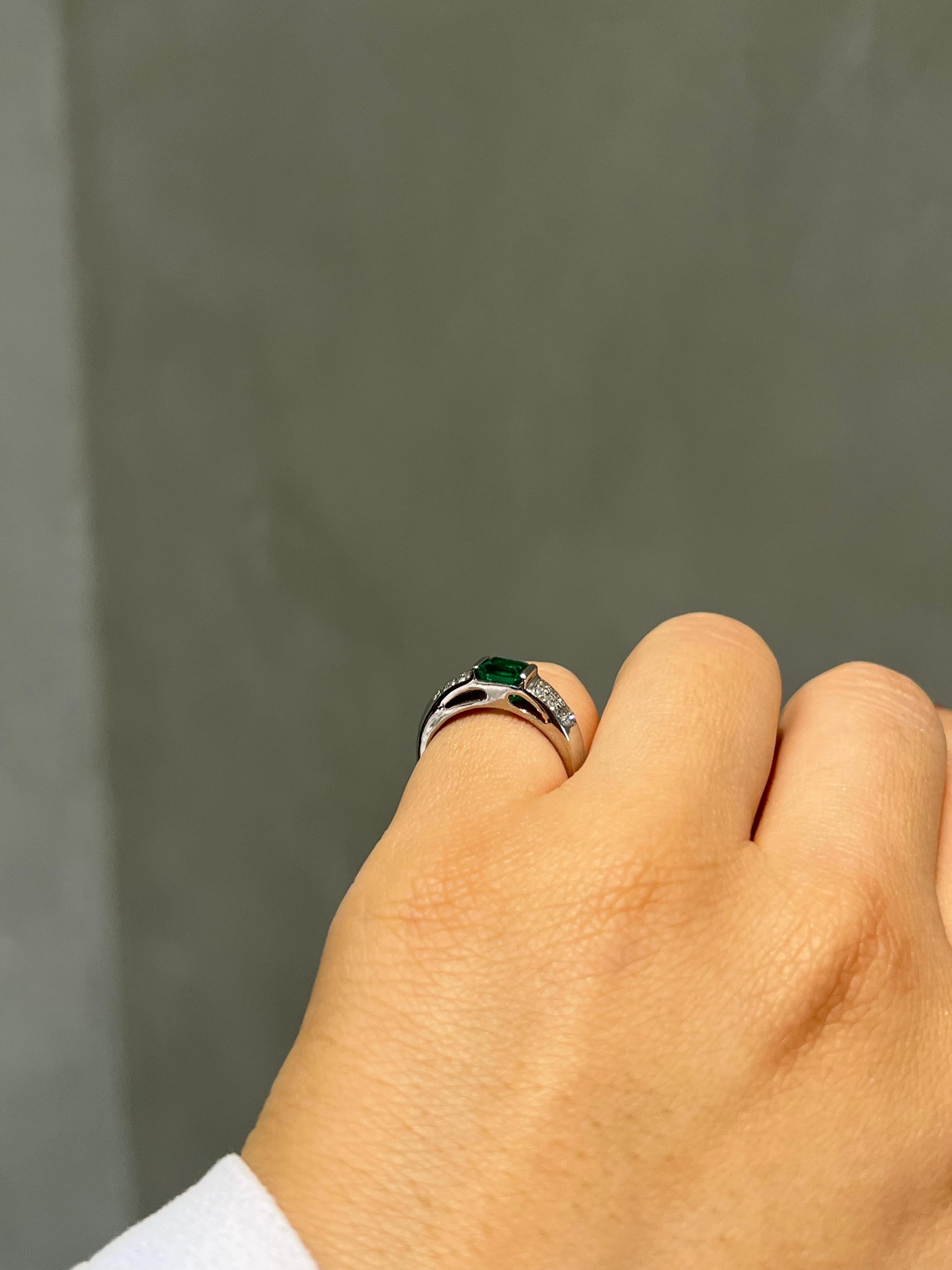 0.73CT Total Weight Emerald & Diamond Ring set with Plat en vente 3