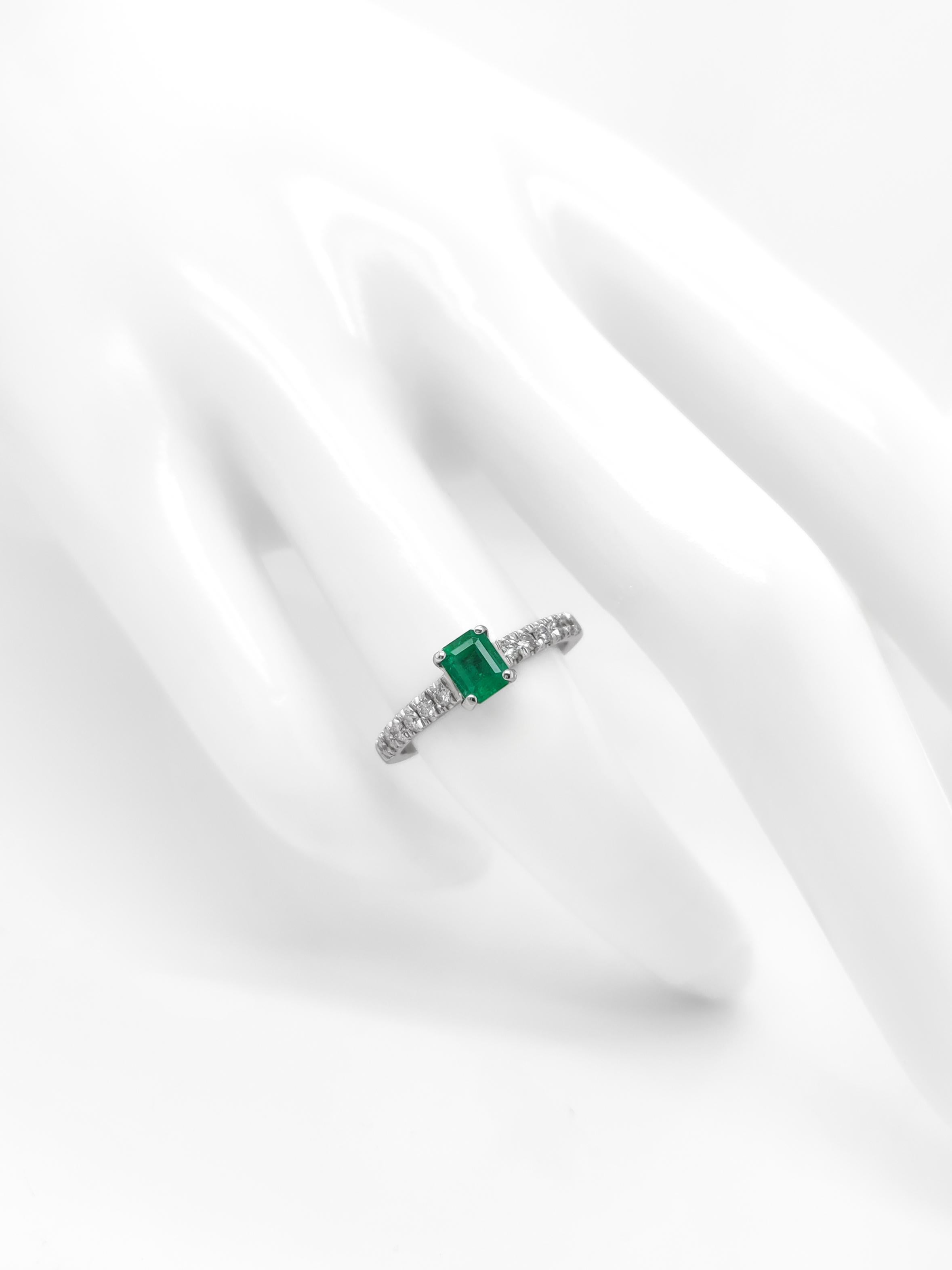 NO RESERVE 0.73CTW  Emerald and Diamond Enegement Ring 14K white Gold  For Sale 1