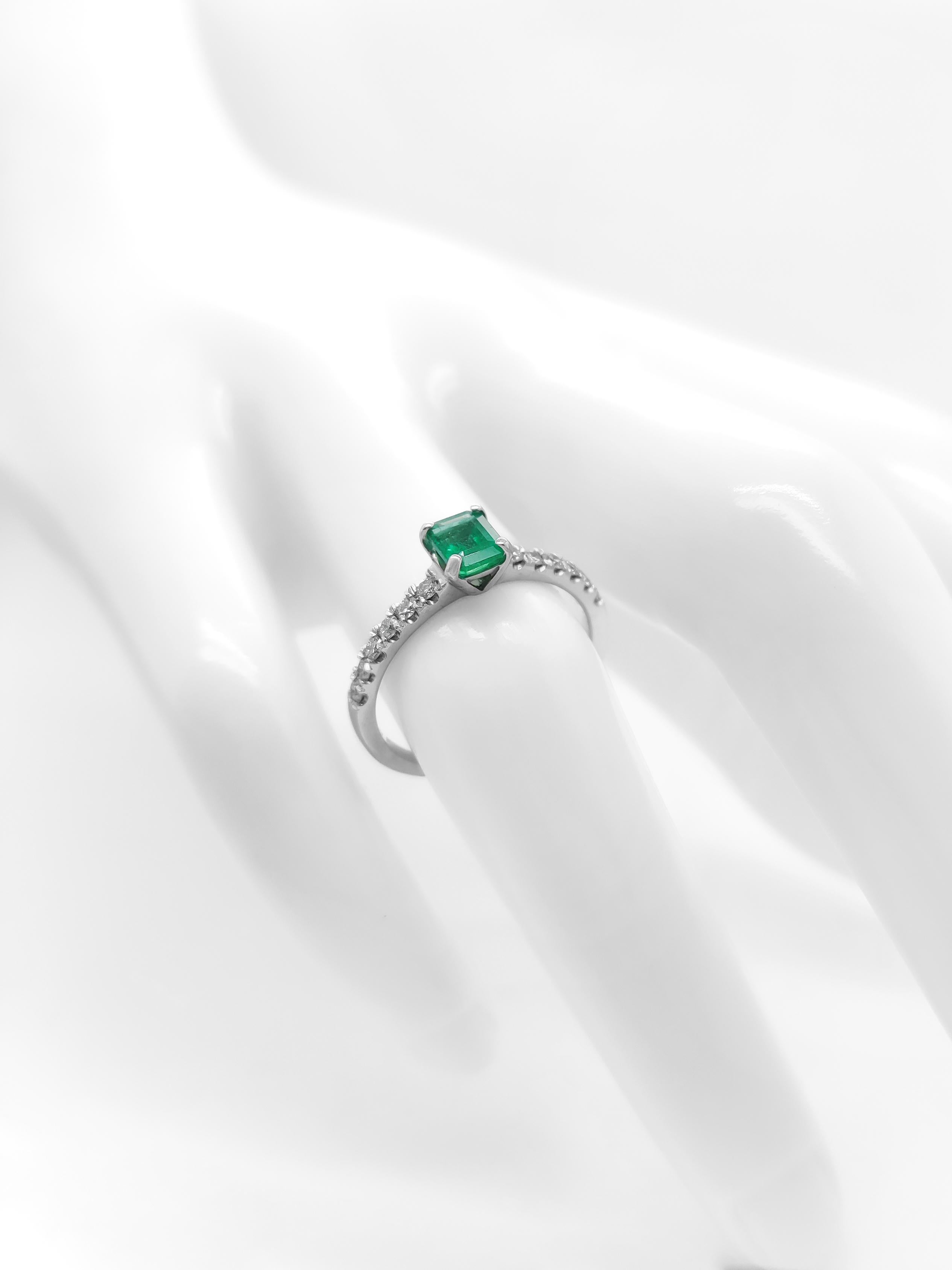 NO RESERVE 0.73CTW  Emerald and Diamond Enegement Ring 14K white Gold  For Sale 2