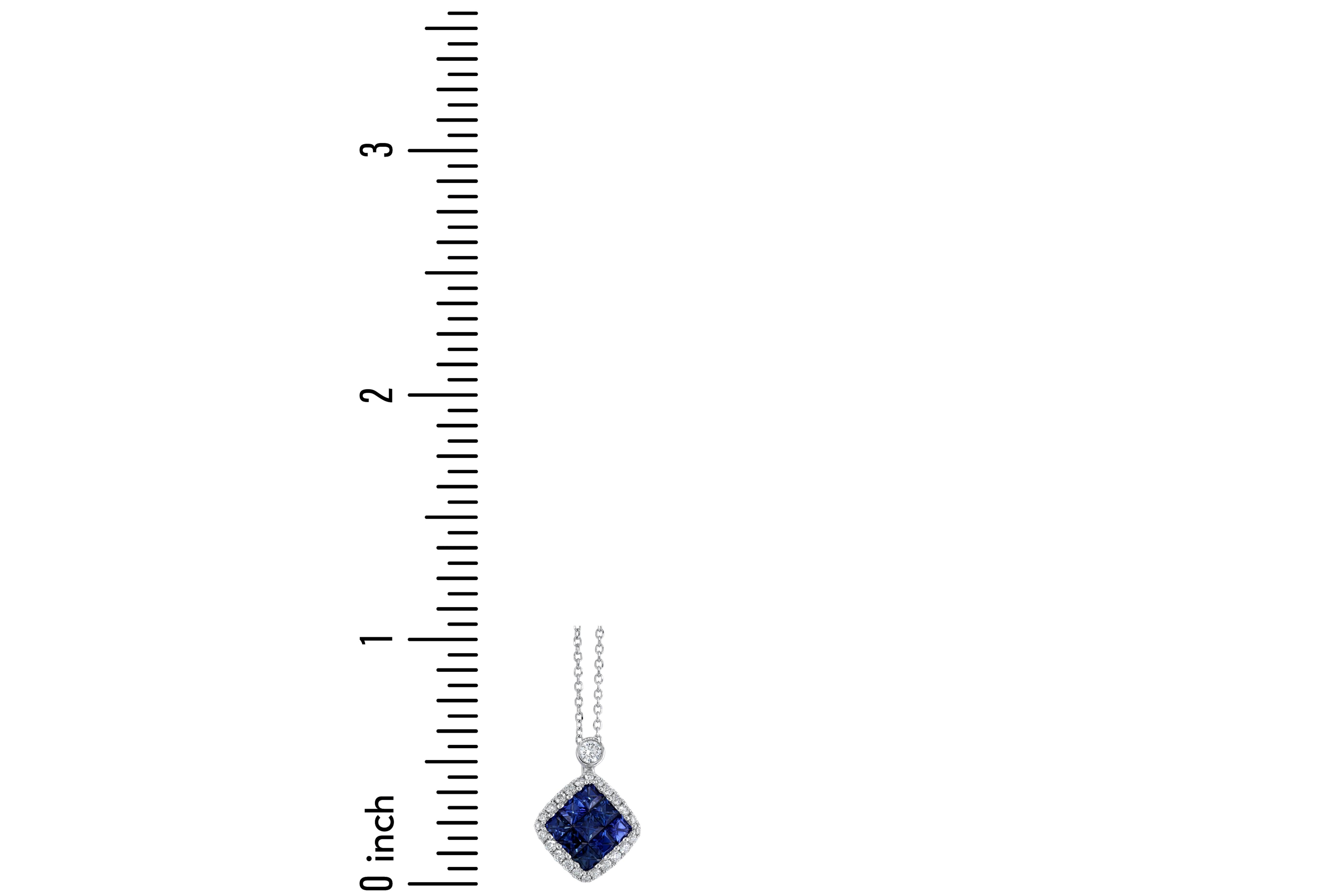 Diese elegante  Der Anhänger besteht aus neun eng beieinander liegenden quadratischen blauen Saphiren (Gesamtgewicht 0,74 Karat), die den Eindruck eines einzigen größeren Zentrums vermitteln.  Dieser ist von einem Halo aus runden weißen Diamanten