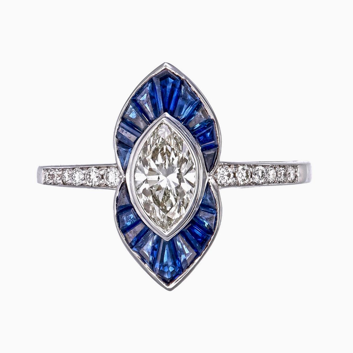 L'élégante bague en saphir bleu et diamant présentée par Jewell est fabriquée à la main en or blanc 18 carats.

Il comporte 18 pièces de saphir bleu de forme conique pesant 0,74 carat environ. 

La bague est ornée de 12 diamants de forme ronde