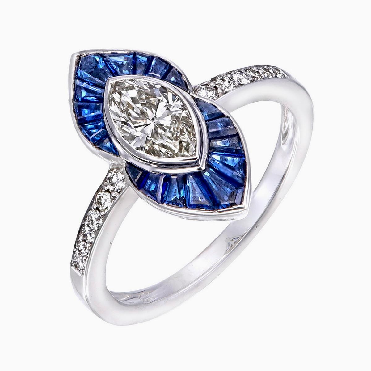 Taille navette Bague en or blanc 18 carats avec saphir bleu et diamant de 0,74 carat en vente