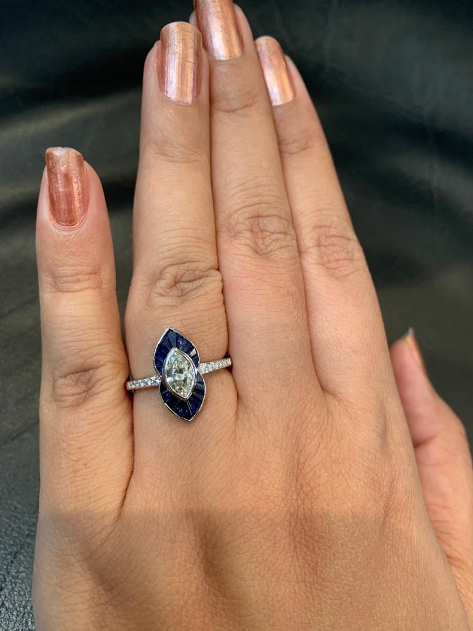 Bague en or blanc 18 carats avec saphir bleu et diamant de 0,74 carat Neuf - En vente à Bangkok, TH