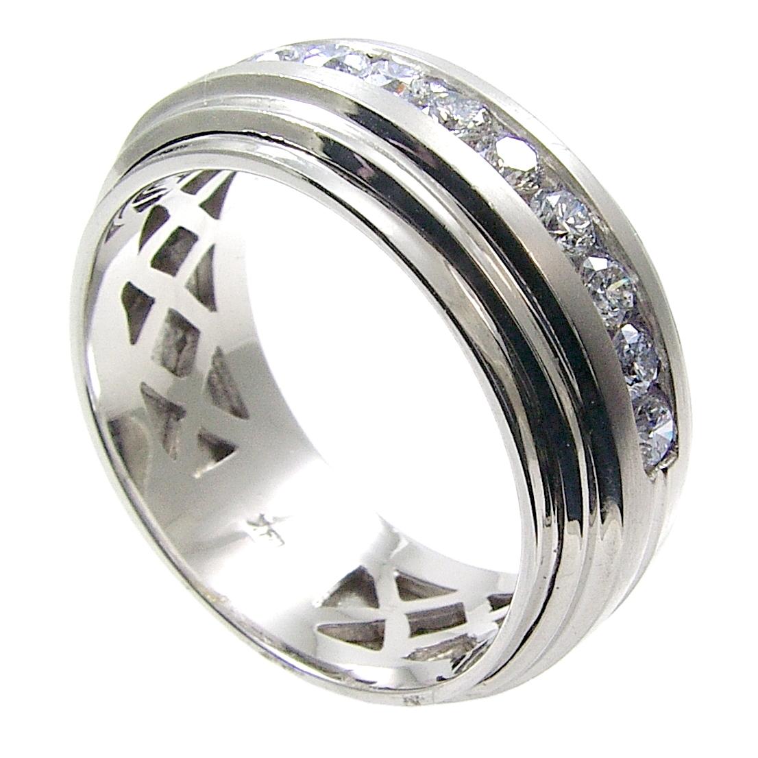 Cette magnifique bague pour homme est fabriquée en or blanc 18 carats avec une finition brillante sur les côtés et une finition mate au milieu. Elle est ornée de 10 diamants brillants ronds de 2,5 mm parfaitement assortis (poids total de 0,74 ct),