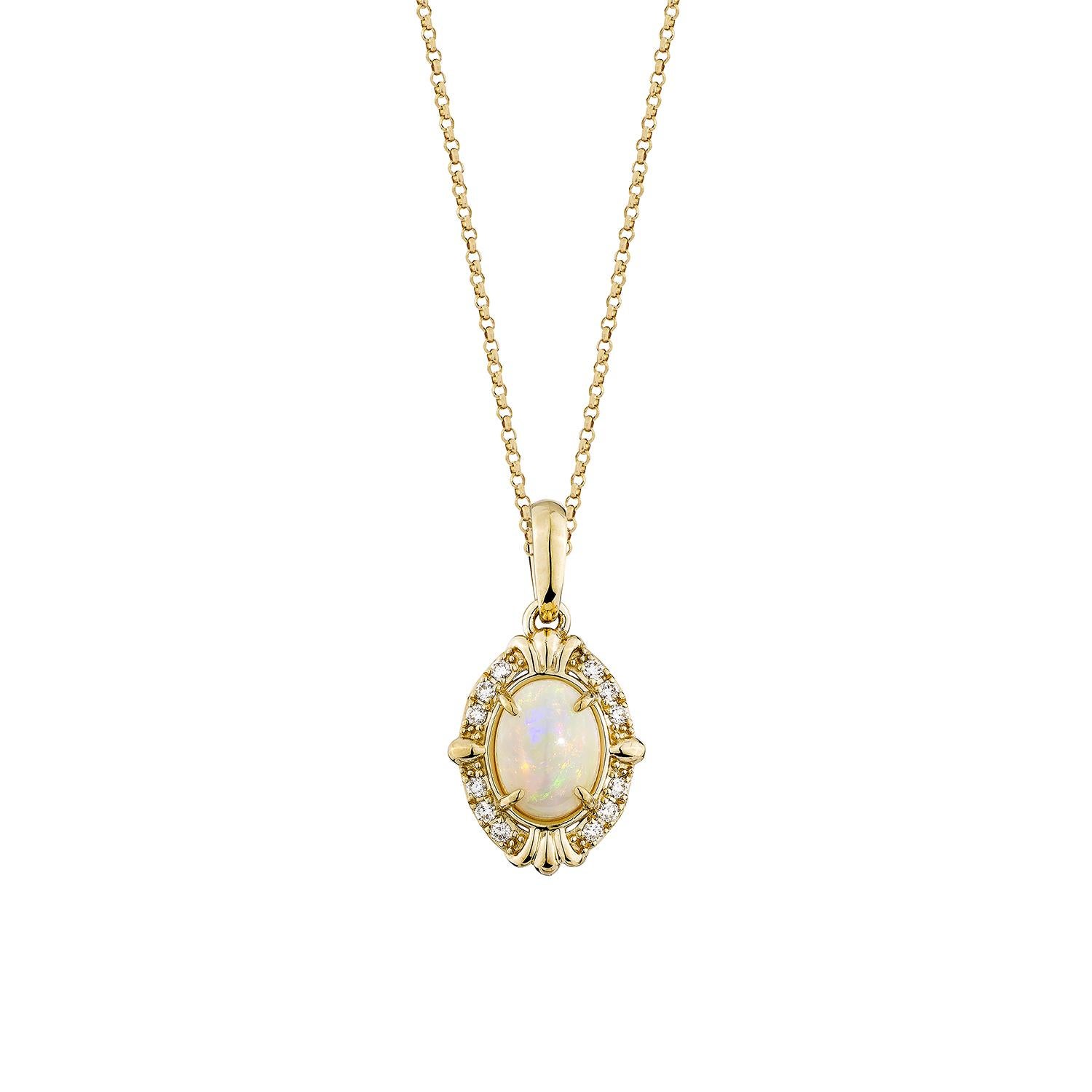 Sunita Whiting présente un étonnant pendentif en cabochon d'opale éthiopienne, orné de diamants blancs. Cette pierre précieuse, réputée pour son importance historique, est censée apporter chance, protection et espoir divin. Ses bienfaits