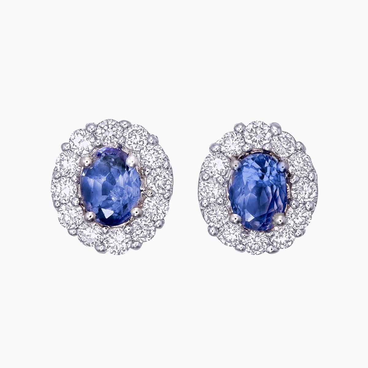 Une élégante paire de boucles d'oreilles en saphir bleu du Cachemire et diamants de Rewa Jewell est réalisée en or blanc 18 carats.

Le site  2 pièces centrales sont en saphir bleu du Cachemire de forme ovale pesant environ 0,74 carat. Les saphirs