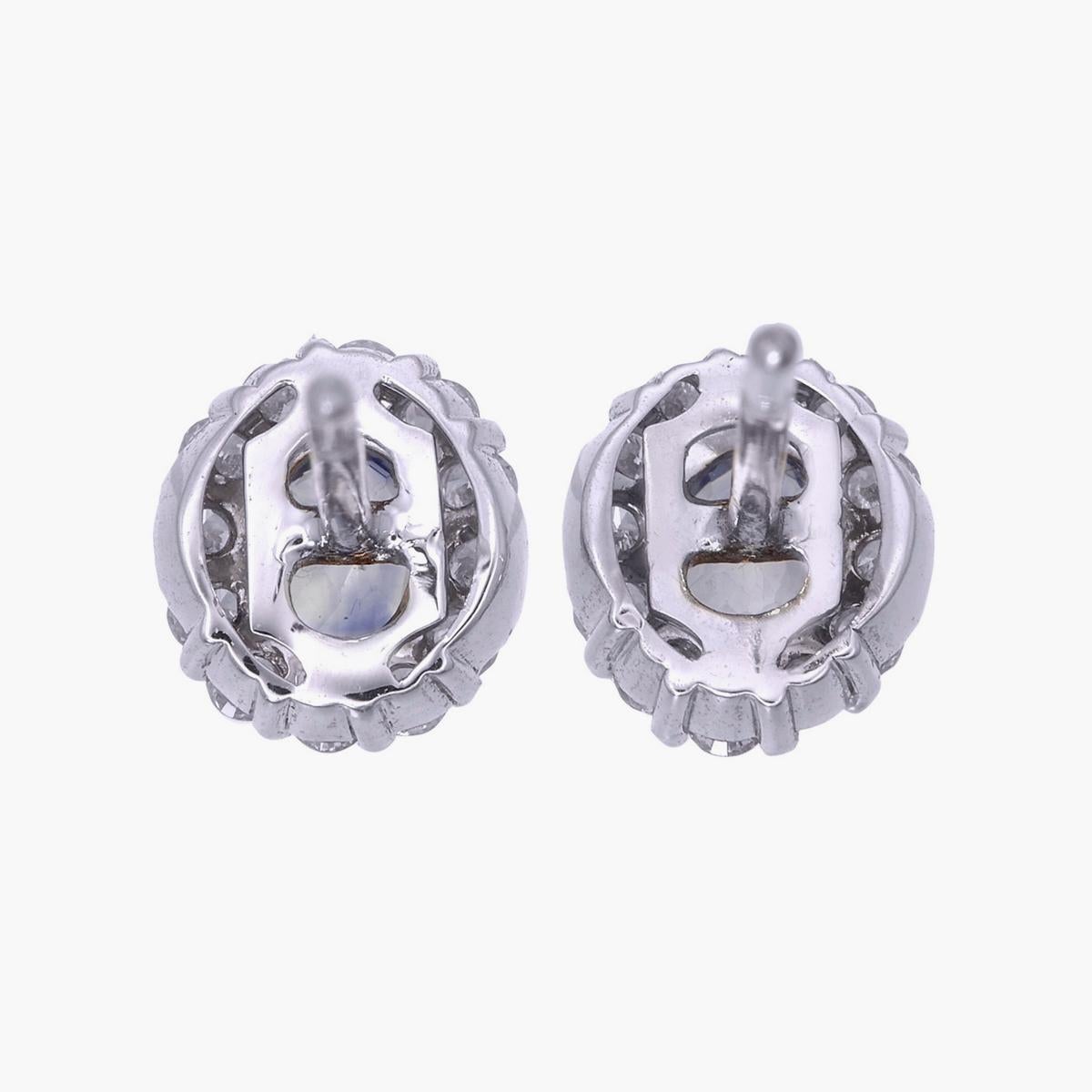Taille ovale Boucles d'oreilles en or blanc 18 carats, saphir bleu du Cachemire et diamant de 0,74 carat en vente