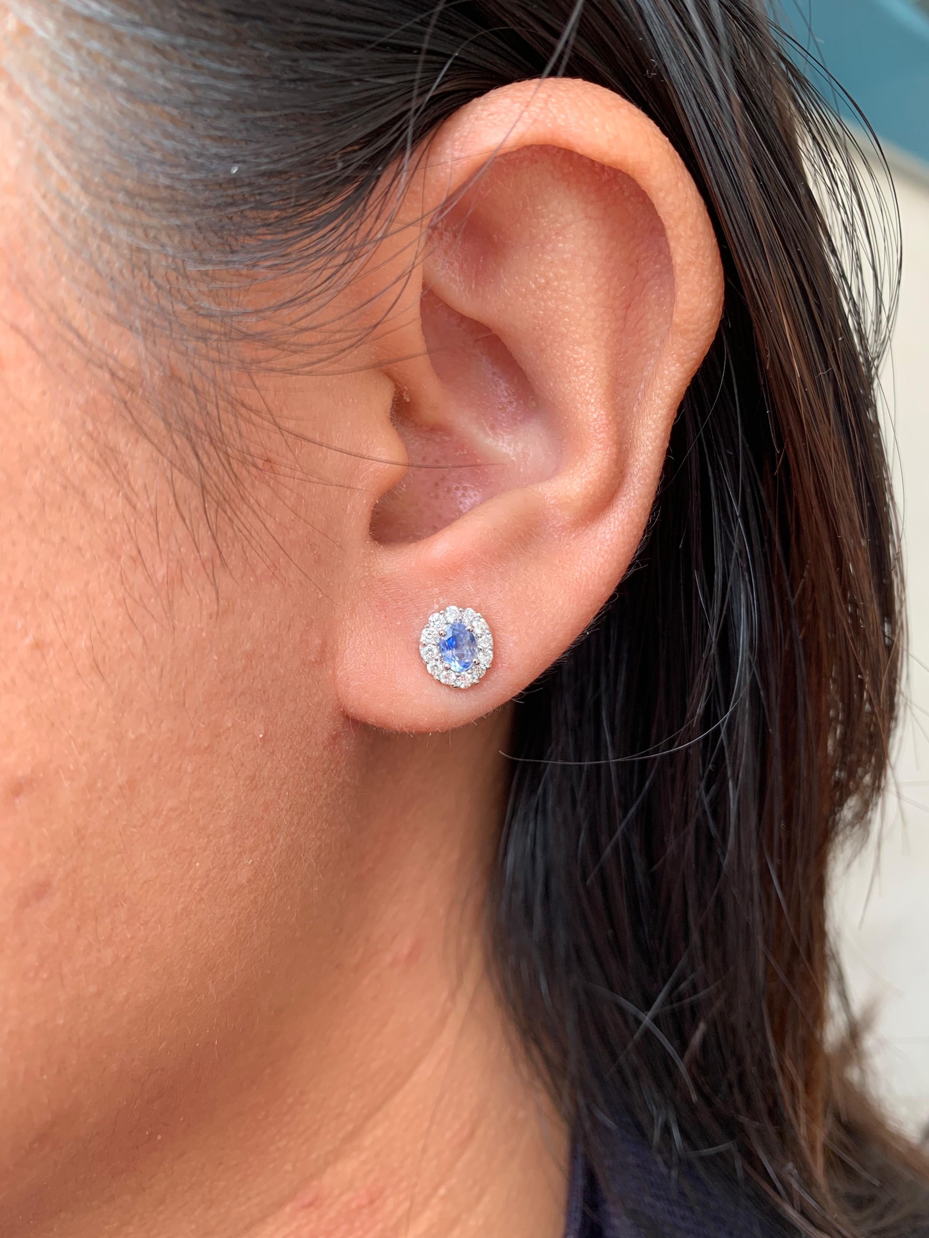Boucles d'oreilles en or blanc 18 carats, saphir bleu du Cachemire et diamant de 0,74 carat Neuf - En vente à Bangkok, TH