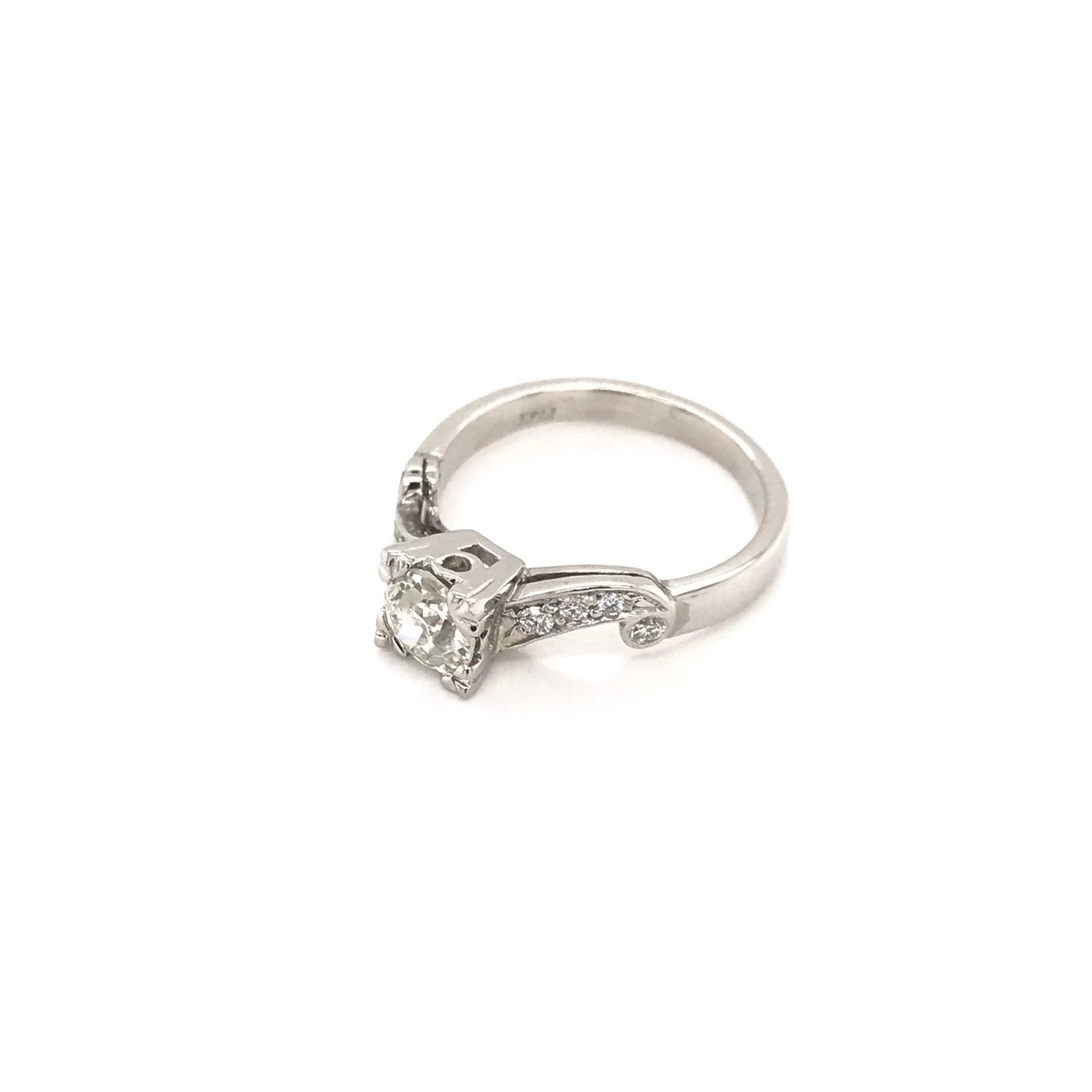 Dieser hübsche Diamantring wurde irgendwann in der Zeit des Mid-Century-Designs (1940-1960er Jahre) gefertigt. Der Ring ist mit einem wunderschönen Diamanten von 0,74 Karat besetzt. Der Diamant in der Mitte hat eine Farbe von etwa J und eine