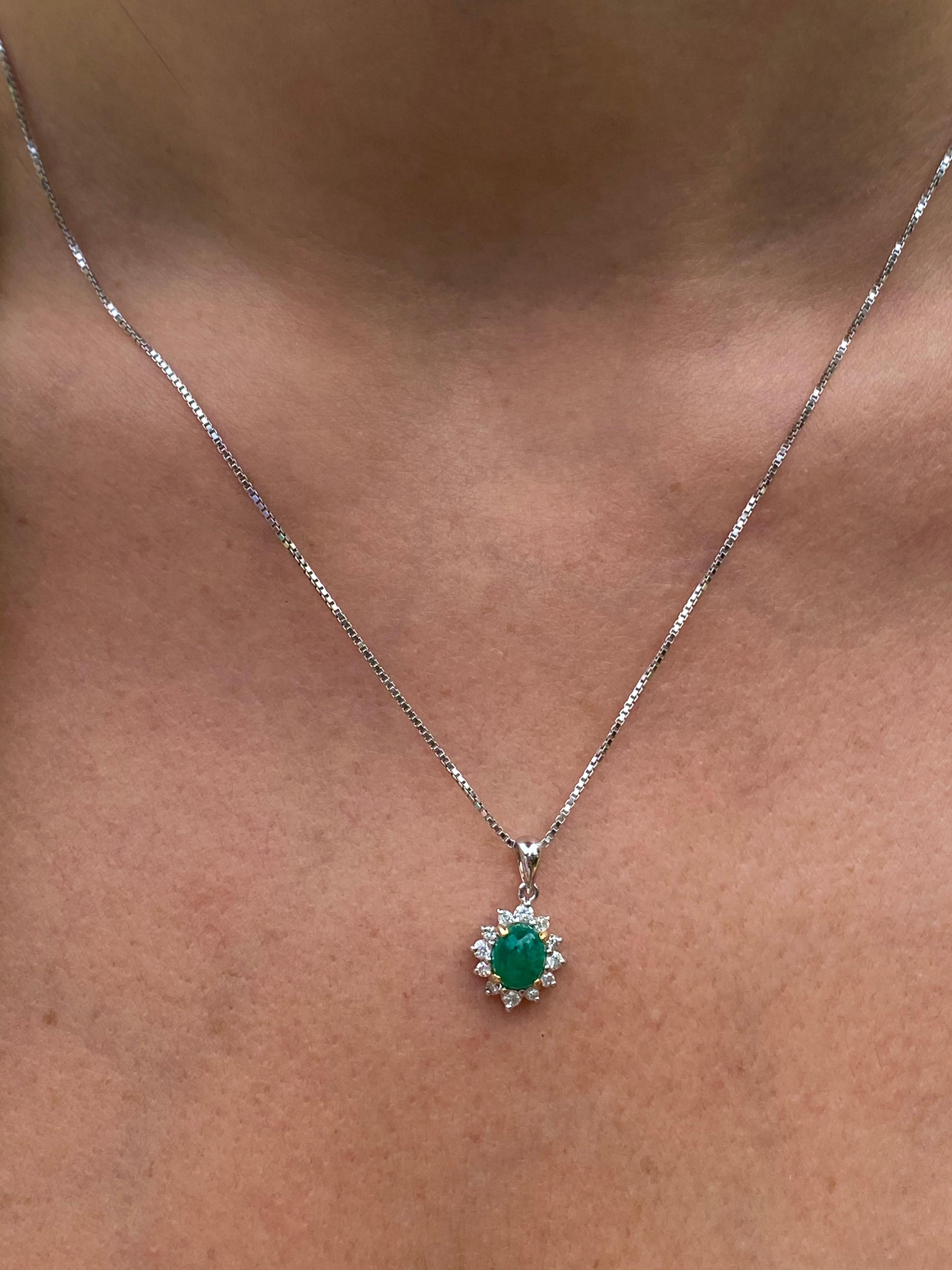 0,74 Karat kolumbianischer Smaragd im Ovalschliff und Diamant-Anhänger aus 18 Karat Weißgold (Smaragdschliff) im Angebot
