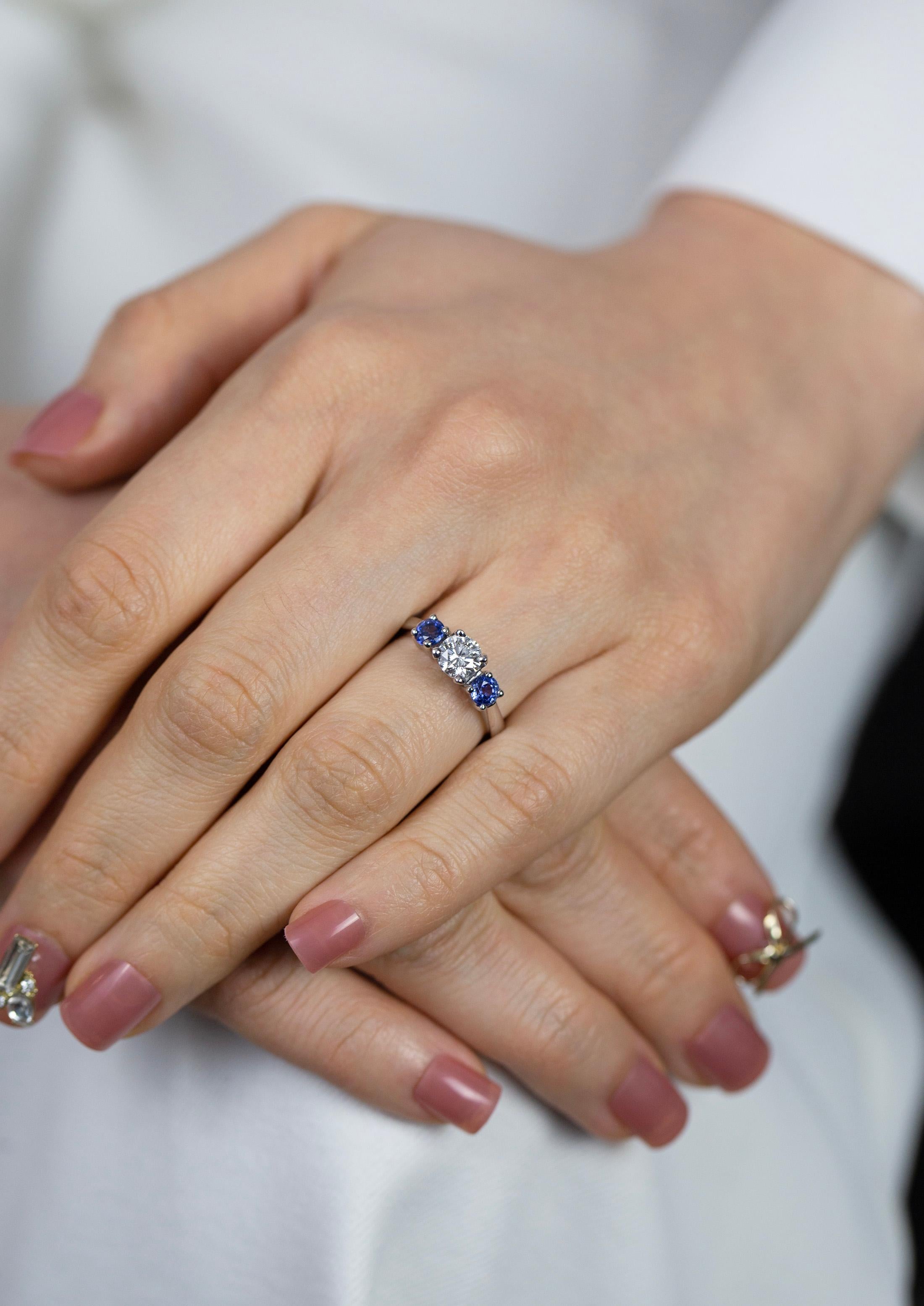 Taille ronde Bague de fiançailles à trois pierres avec diamants ronds de 0,74 carat et saphirs certifiés GIA en vente