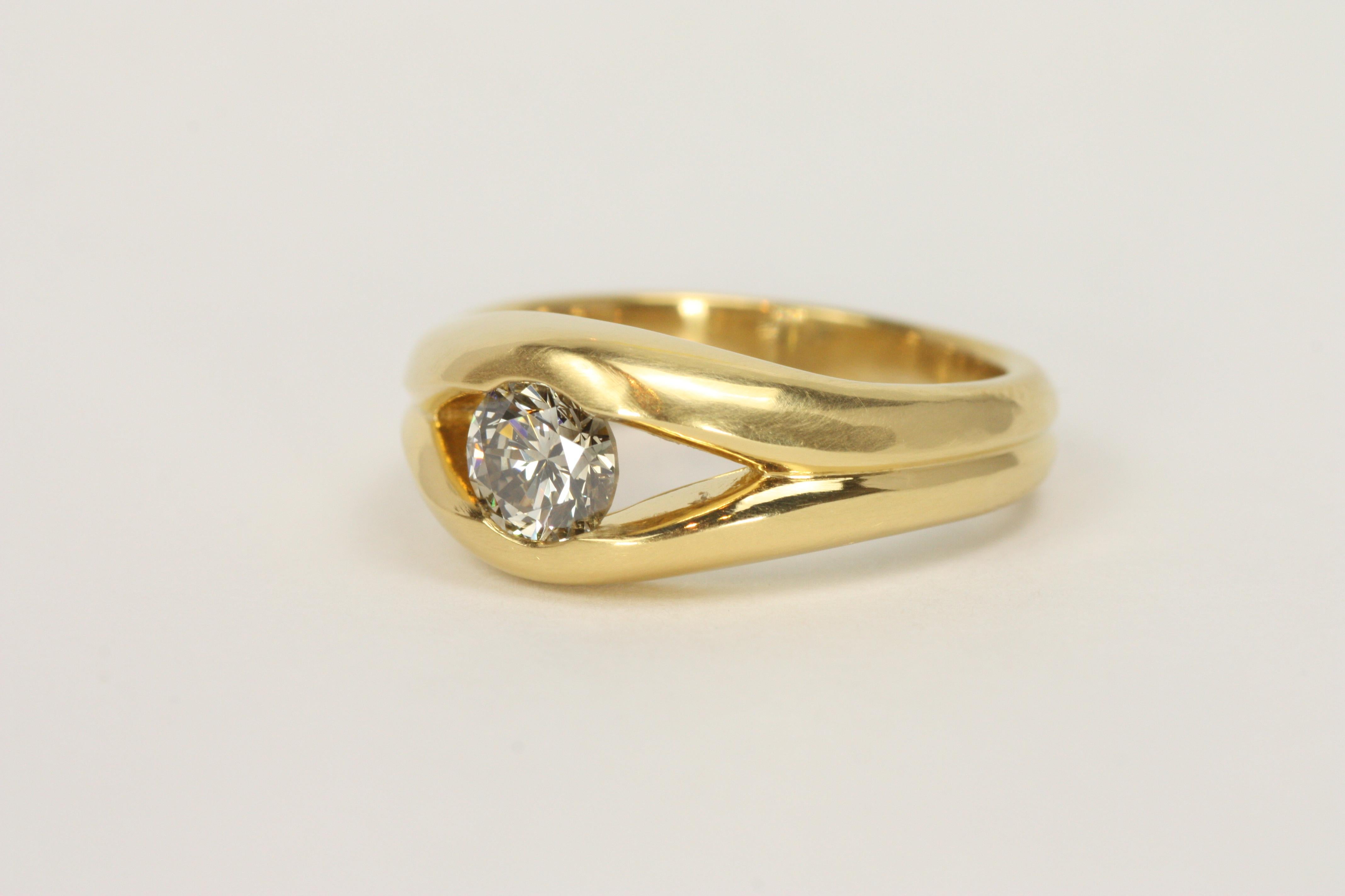 Women's 0.74 Carat Split-Shank 22K Solitaire Engagement Ring Natural Round Diamond For Sale
