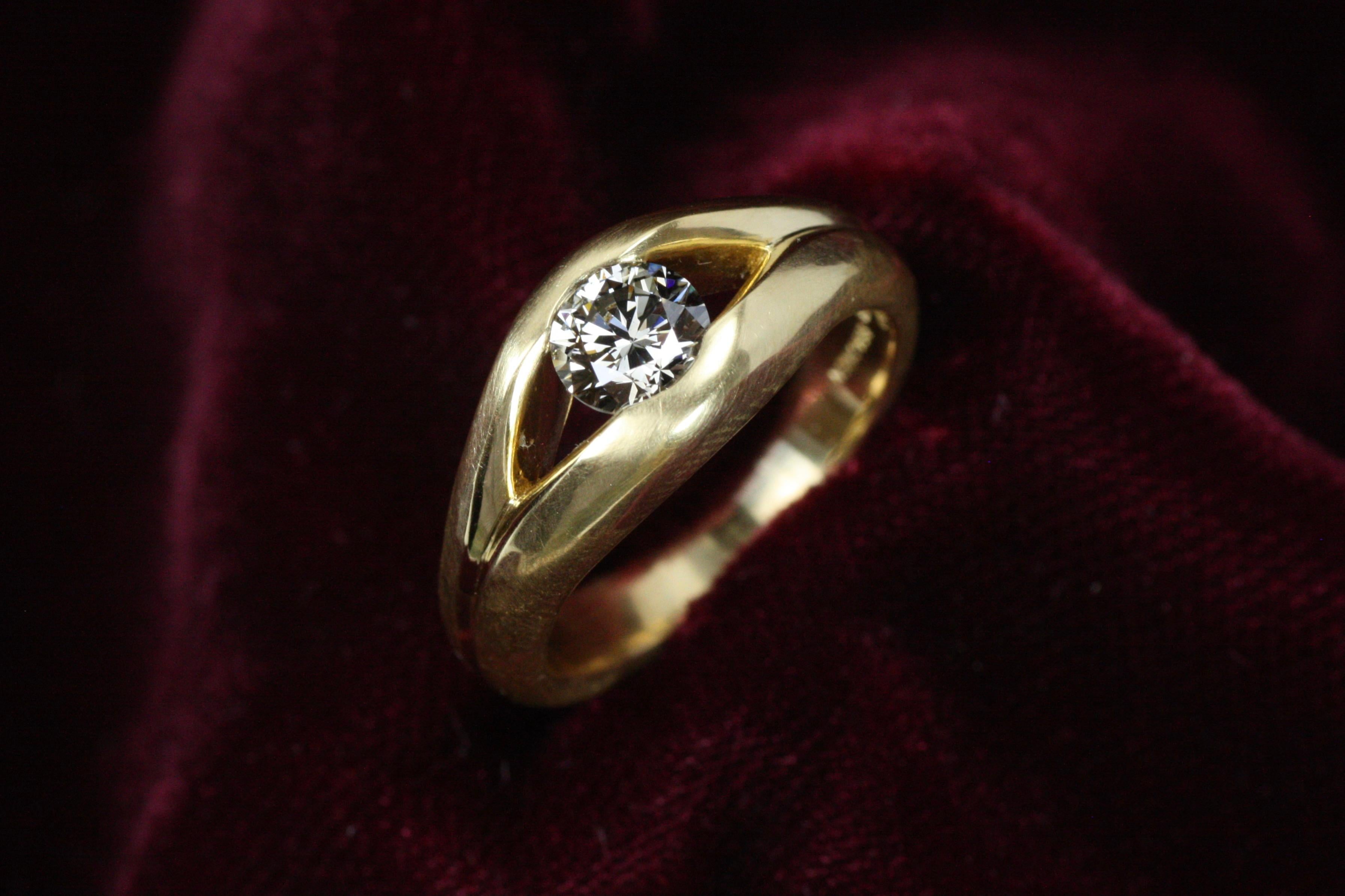 Modern 0.74 Carat Split-Shank 22K Solitaire Engagement Ring Natural Round Diamond For Sale