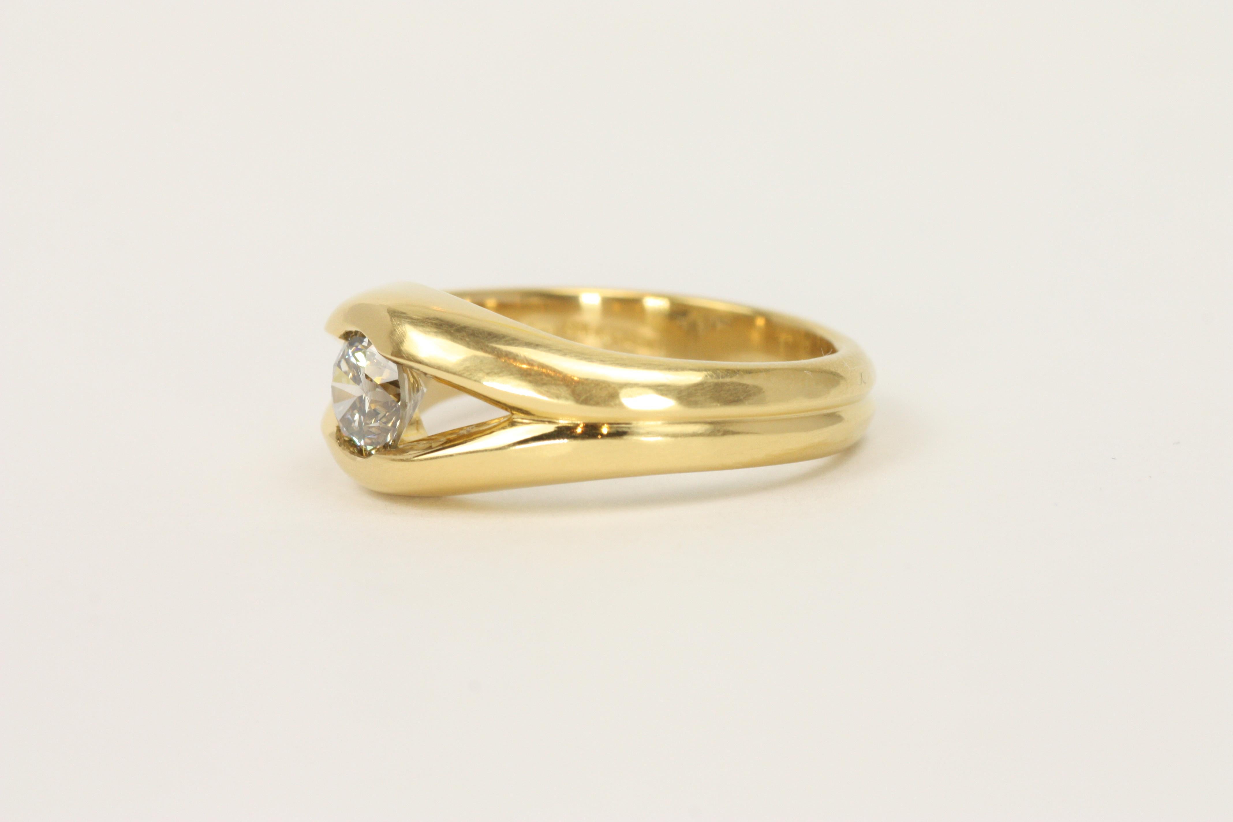 0.74 Carat Split-Shank 22K Solitaire Engagement Ring Natural Round Diamond For Sale 1