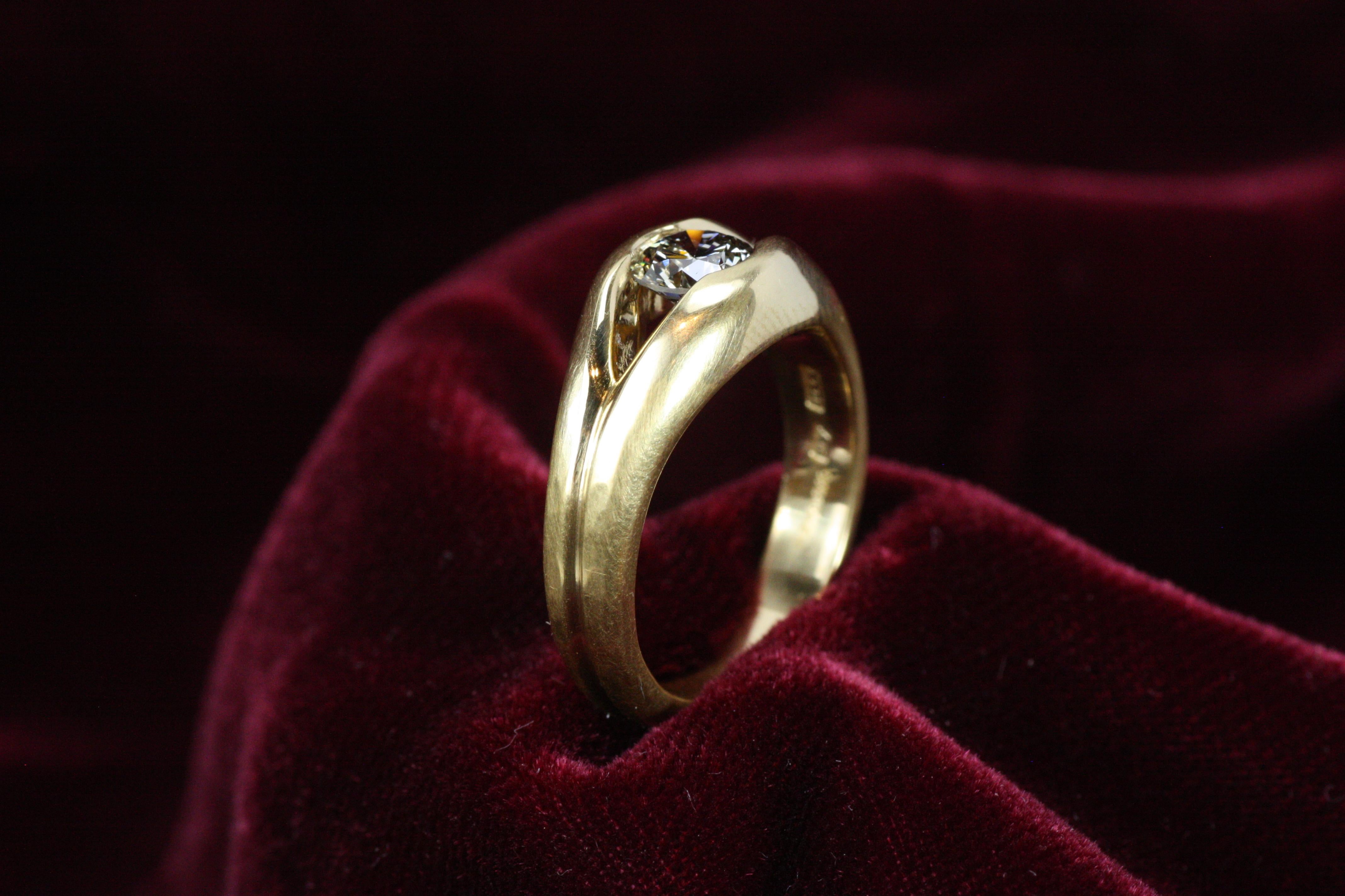 Round Cut 0.74 Carat Split-Shank 22K Solitaire Engagement Ring Natural Round Diamond For Sale