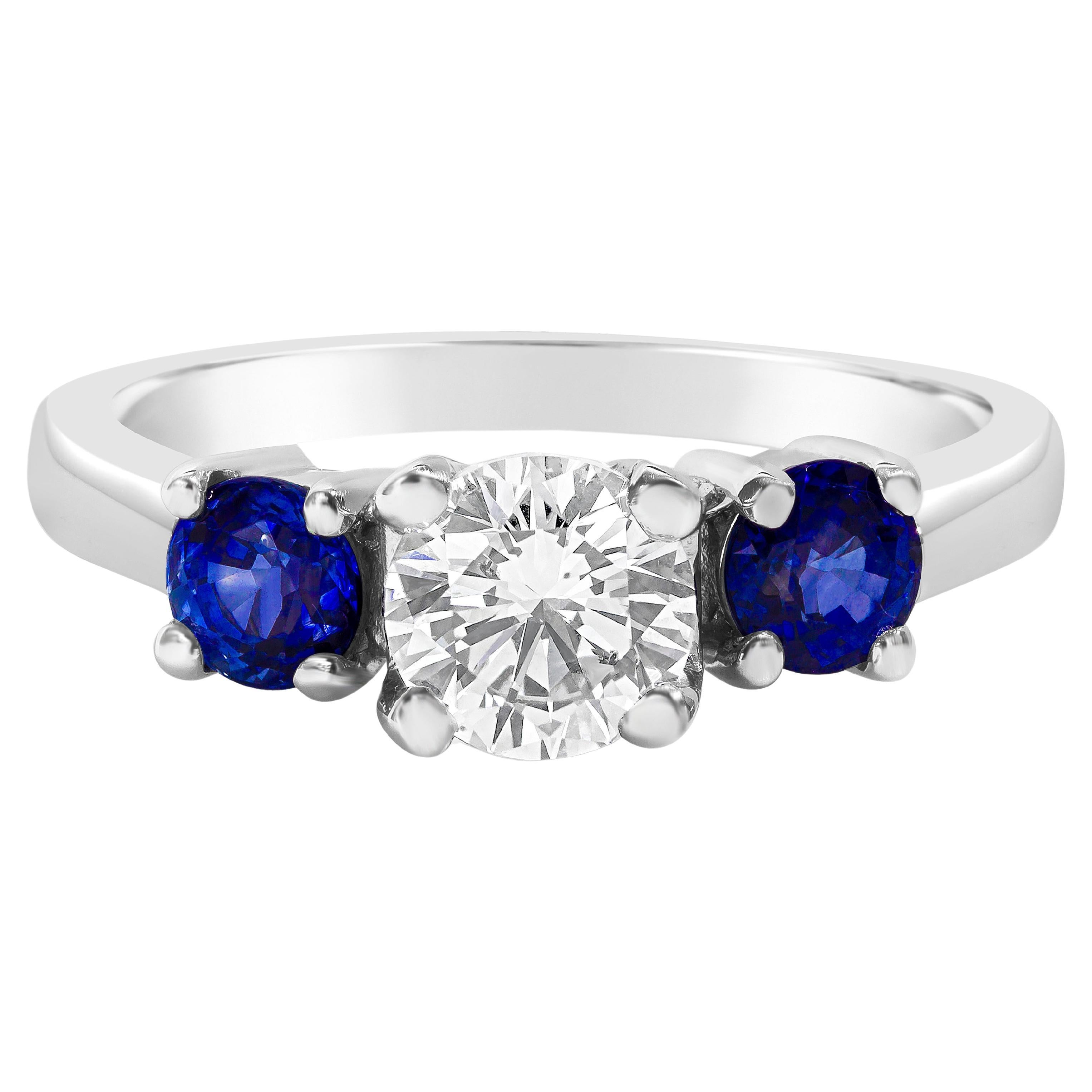 Bague de fiançailles à trois pierres en saphir bleu de forme ronde de 0,74 carat et diamants