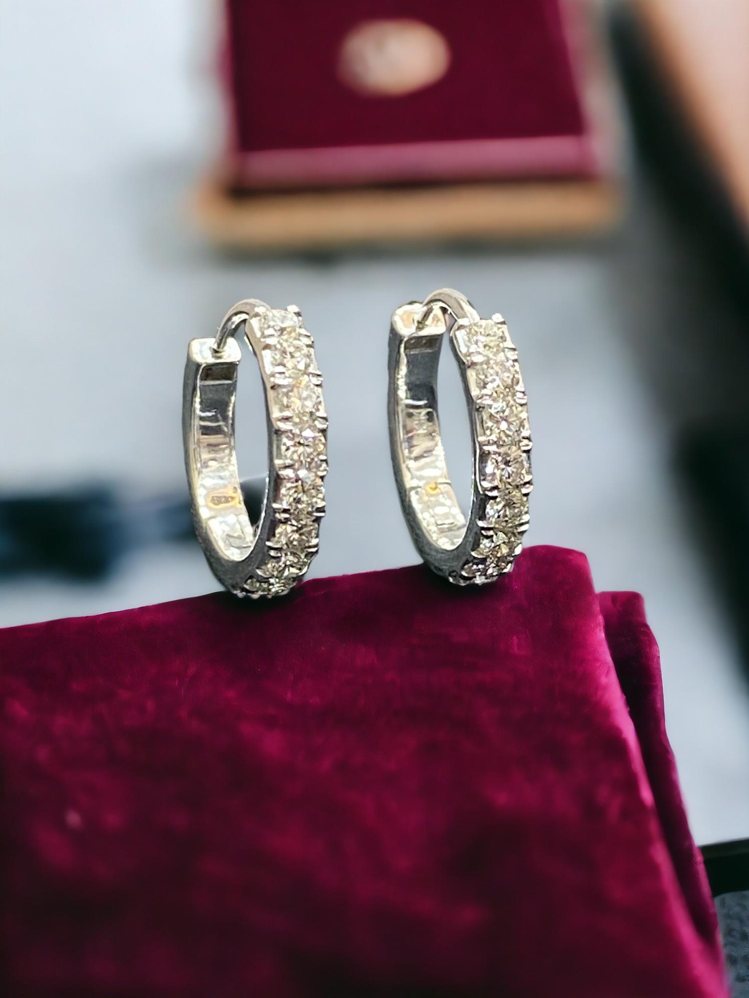 Contemporain 0.74 cts F/VS1 Diamants ronds de taille brillant The Row Boucles d'oreilles or blanc 18K en vente