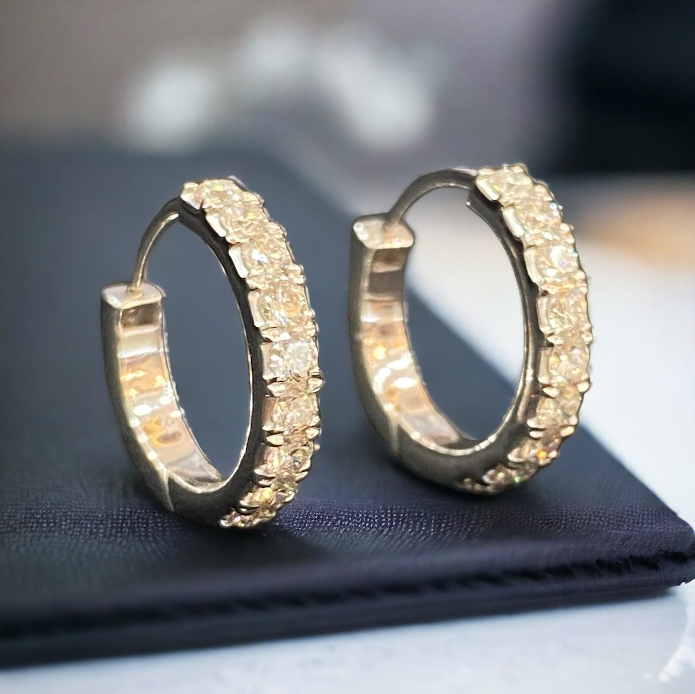 Taille ronde 0.74 cts F/VS1 Diamants ronds de taille brillant The Row Boucles d'oreilles or blanc 18K en vente