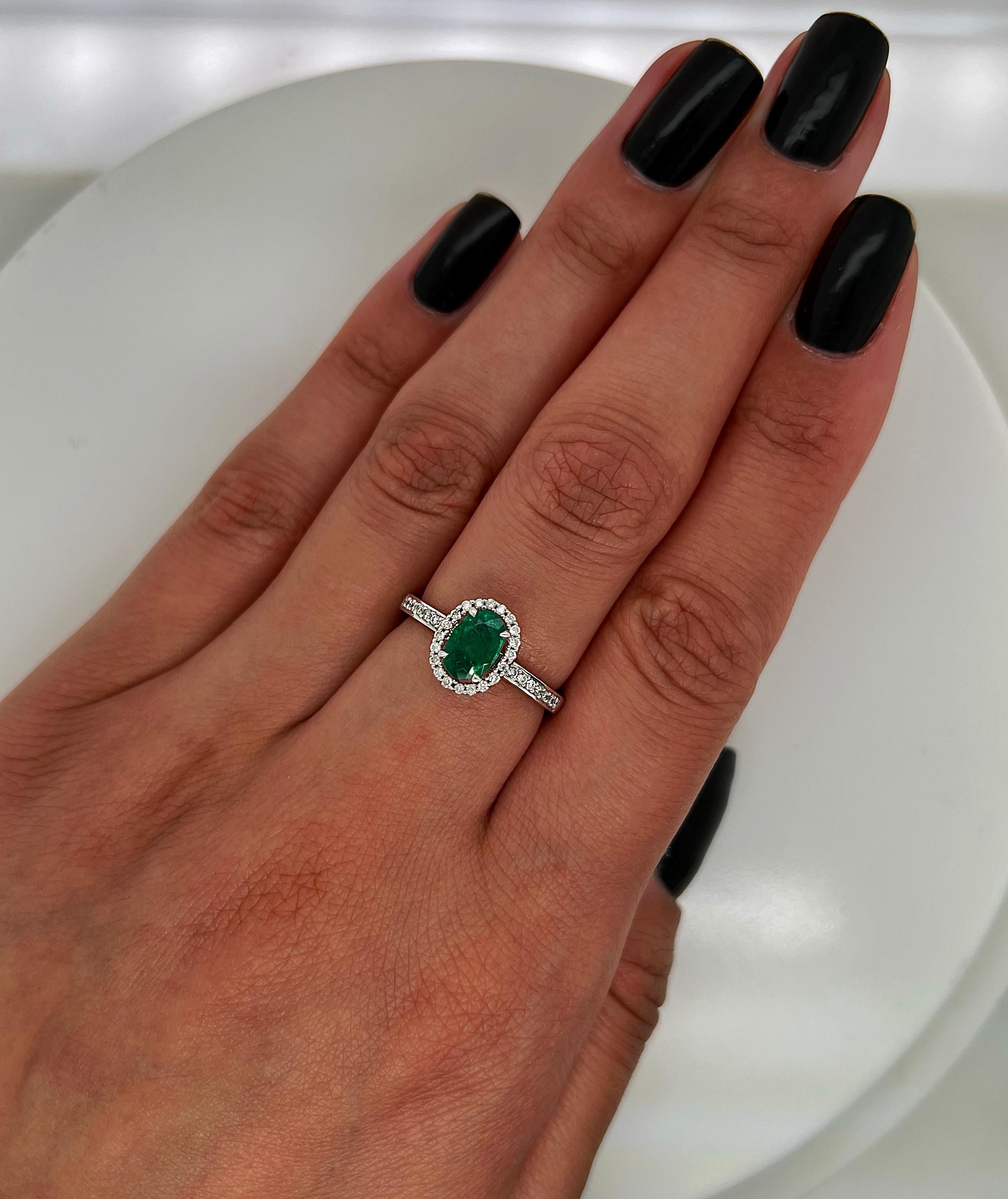 Taille ovale Bague pour femme en diamants et émeraude verte de 0,74 carat en vente