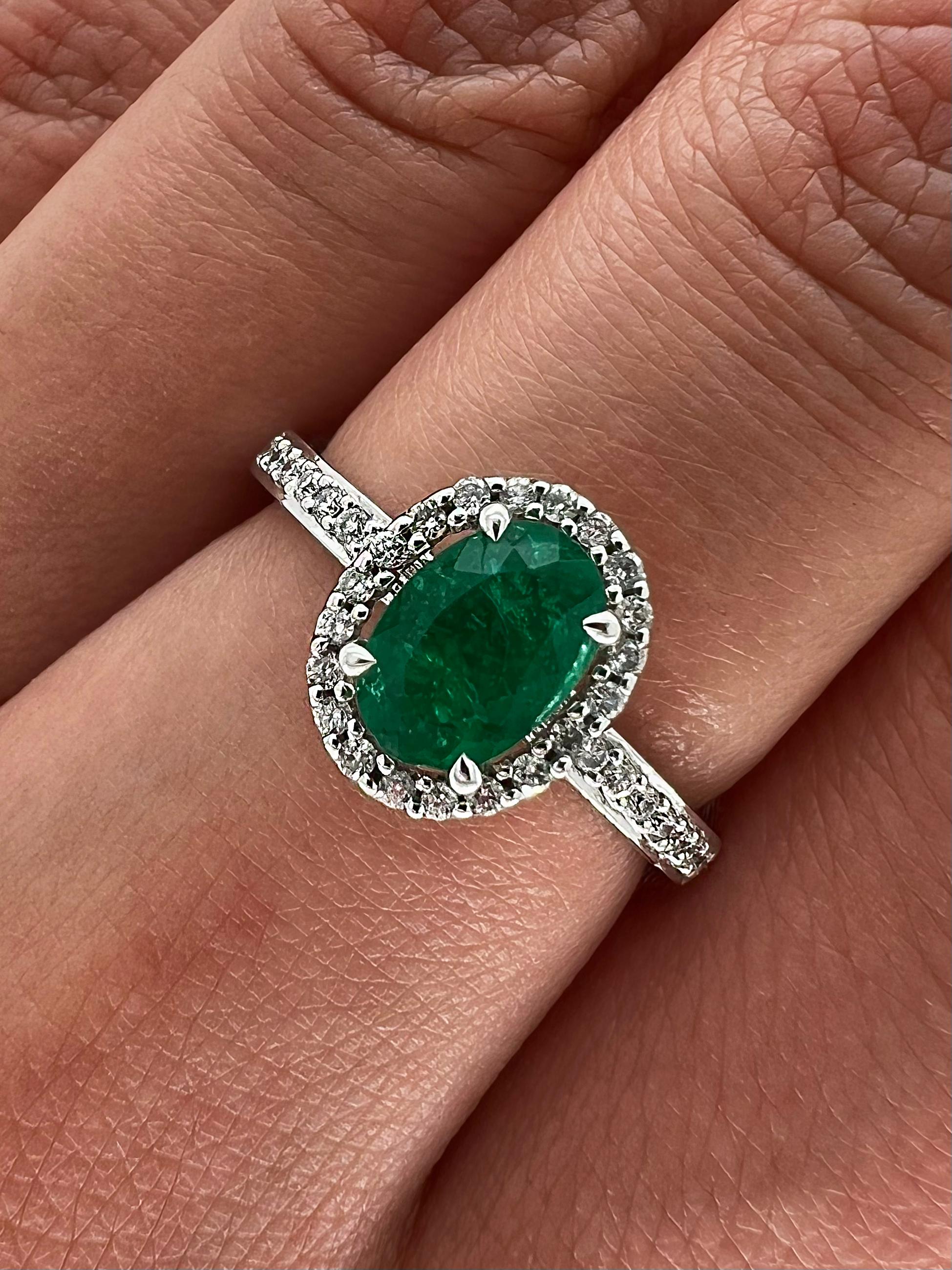 0.74 Carat Green Emerald and Diamond Ladies Ring In New Condition For Sale In New York, NY