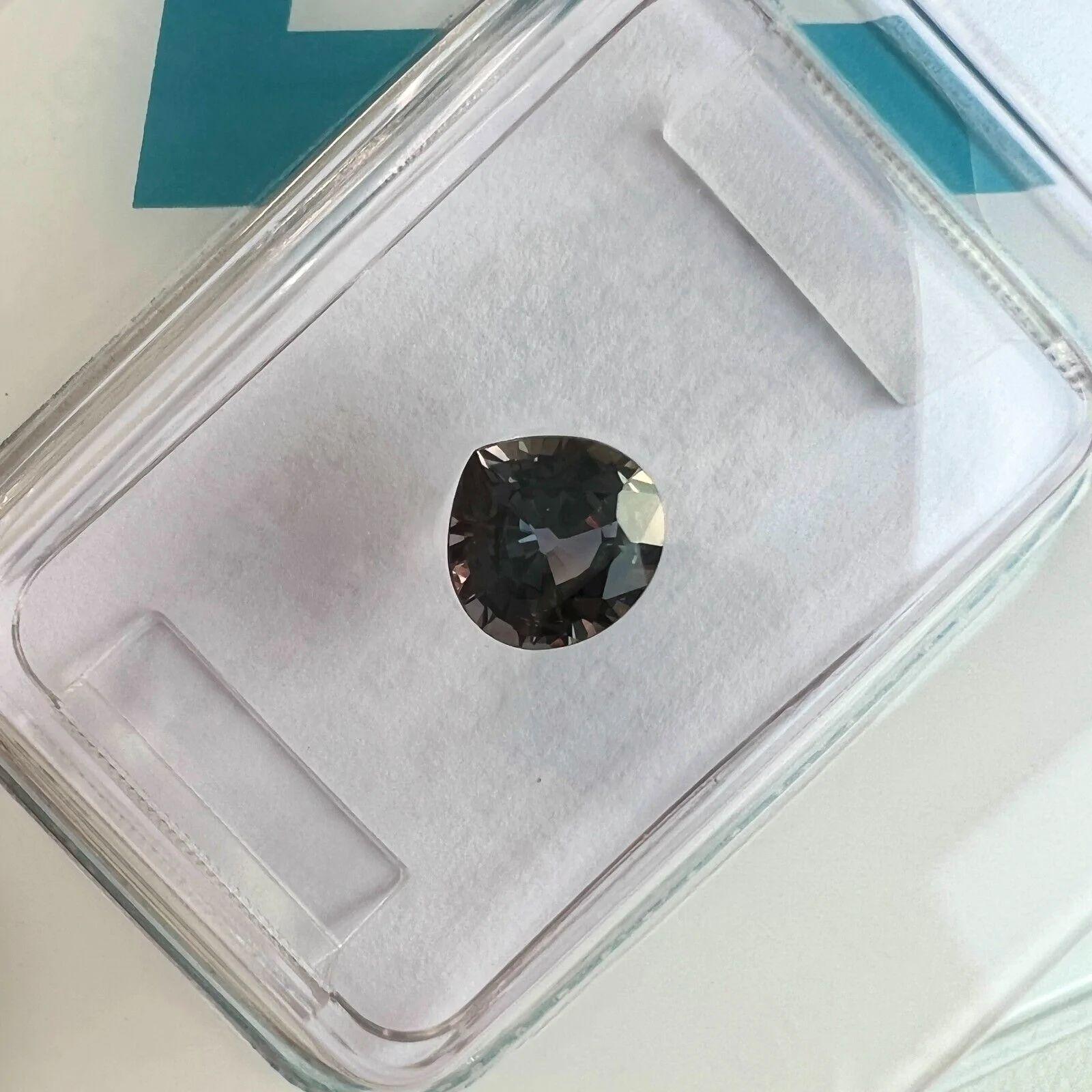 Taille poire Saphir bleu violet non traité et perle non chauffée certifiée IGI, de 0,74 carat en vente