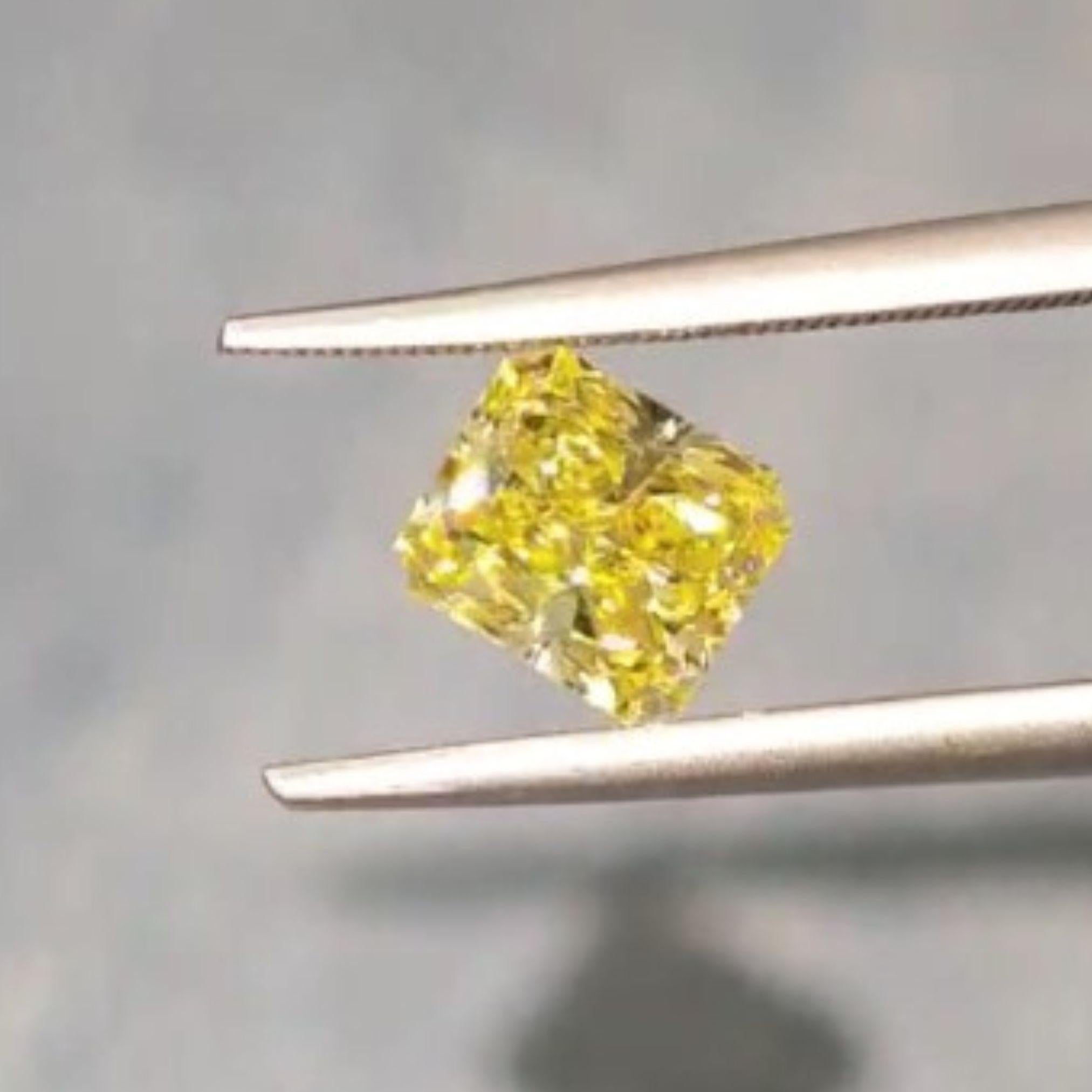 Diamante naturale giallo intenso di fantasia da 0,74 carati, taglio radiante, certificato GIA in vendita 3