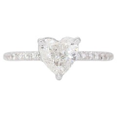 Bague en or blanc 14 carats sertie d'un diamant en forme de cœur de 0,74ct