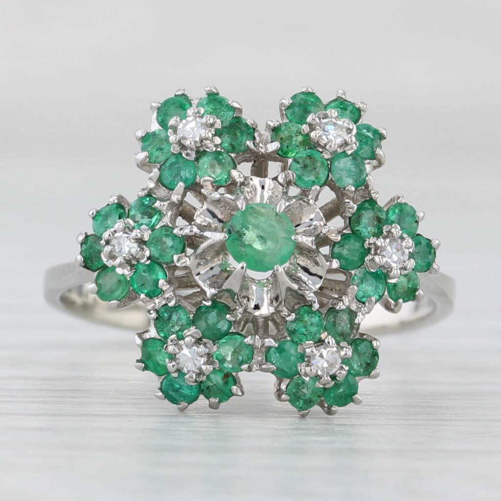 Taglio rotondo Anello a fiore con diamante smeraldo da 0,74 carati in oro bianco 18 carati, misura 6,75 in vendita