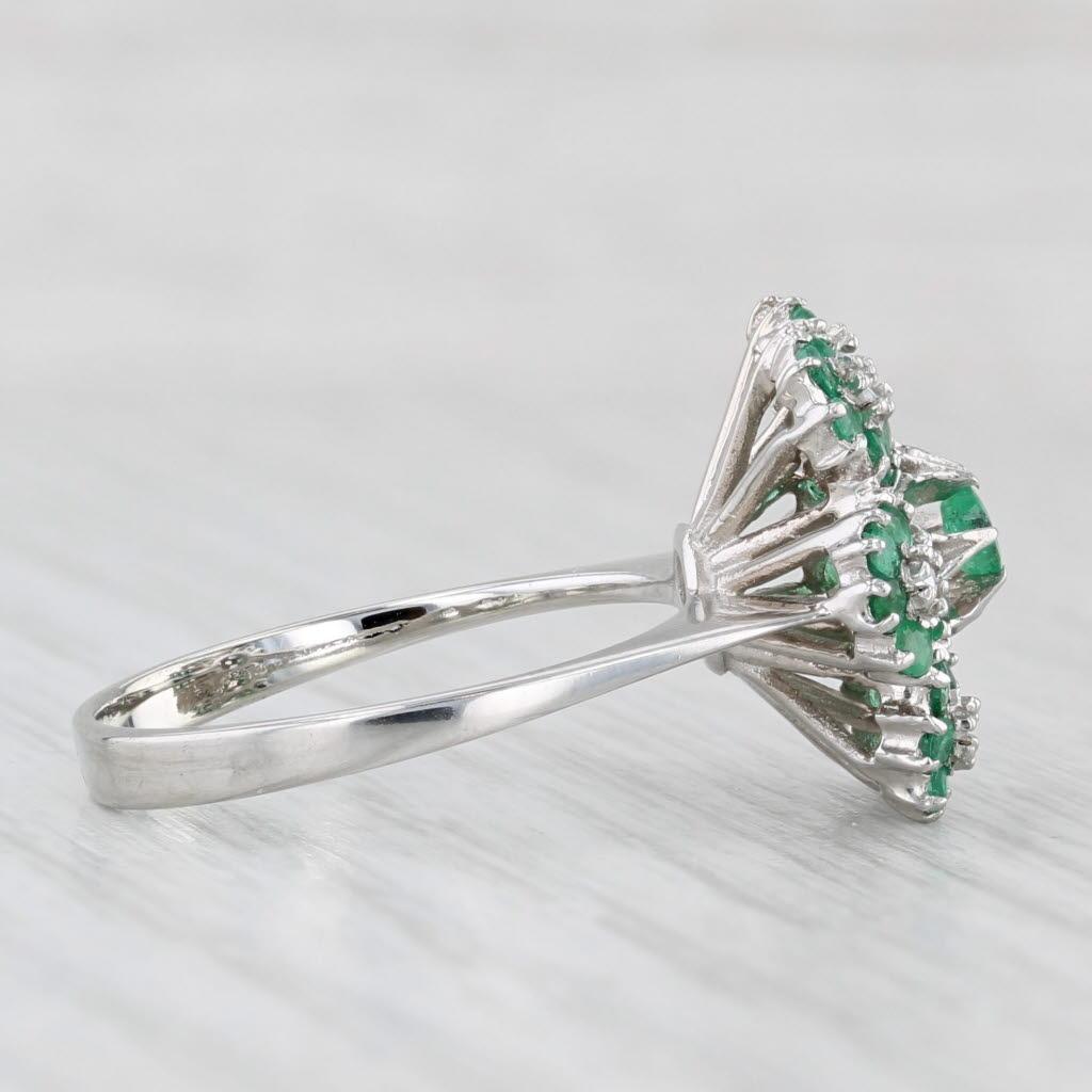 Anello a fiore con diamante smeraldo da 0,74 carati in oro bianco 18 carati, misura 6,75 In condizioni buone in vendita a McLeansville, NC