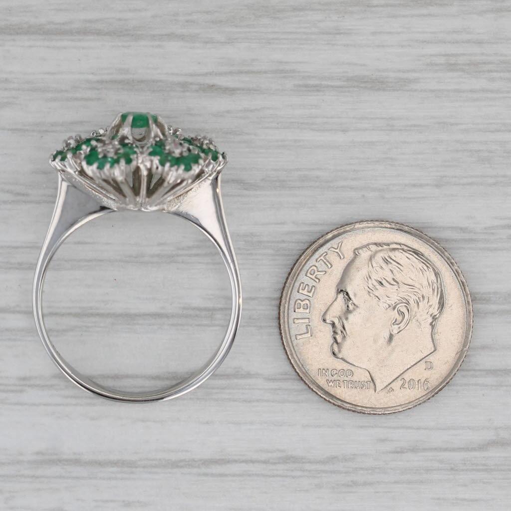 Anello a fiore con diamante smeraldo da 0,74 carati in oro bianco 18 carati, misura 6,75 in vendita 1