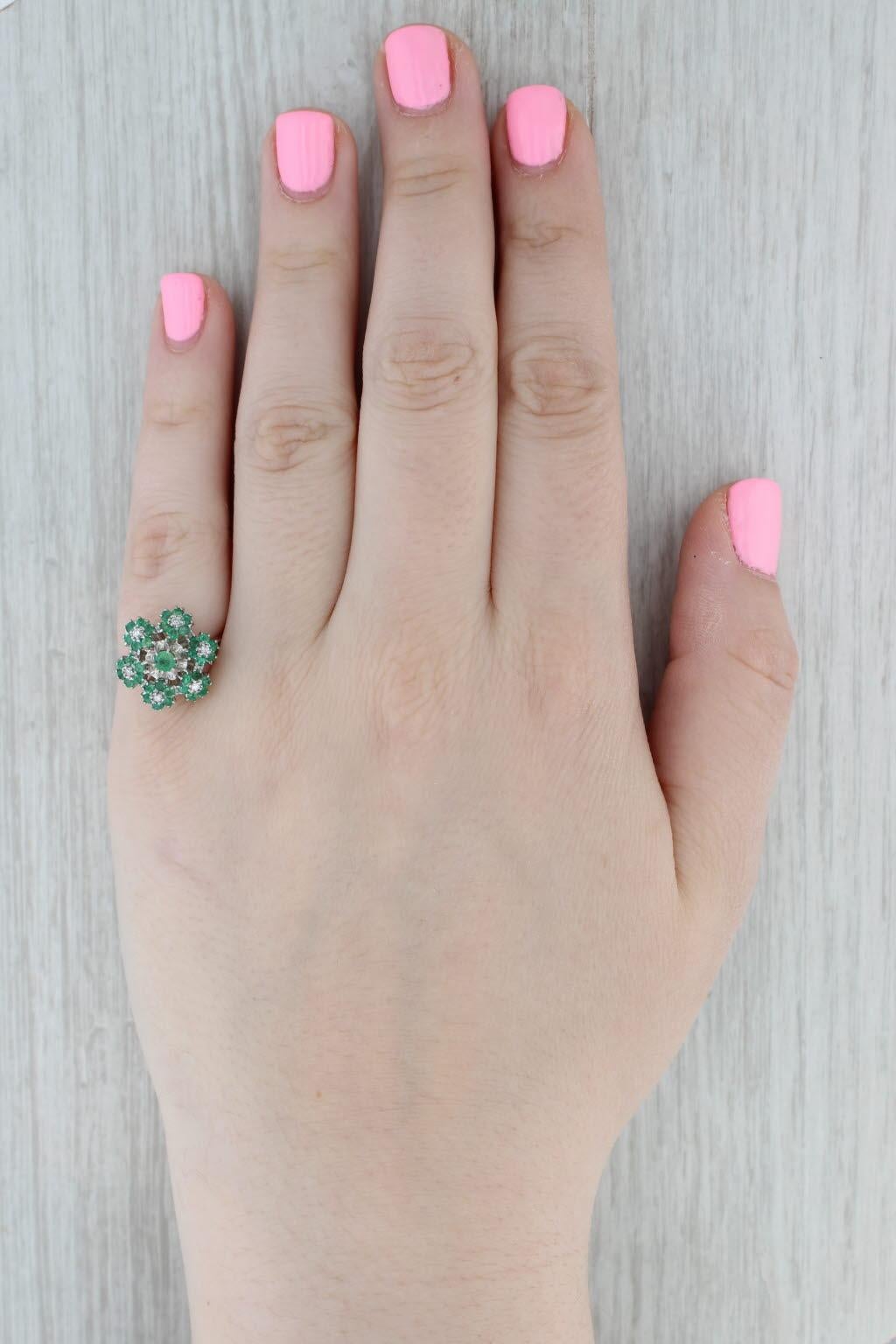 Anello a fiore con diamante smeraldo da 0,74 carati in oro bianco 18 carati, misura 6,75 in vendita 3