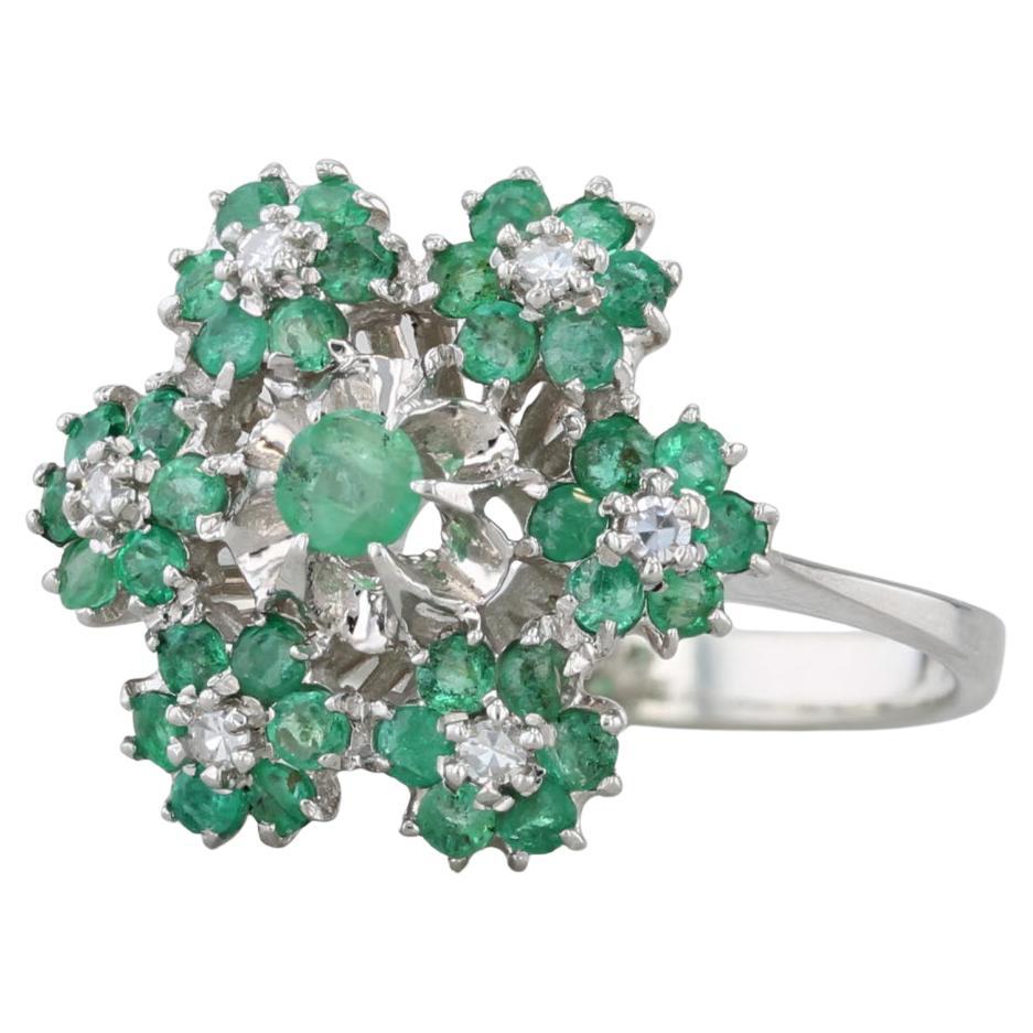 Anello a fiore con diamante smeraldo da 0,74 carati in oro bianco 18 carati, misura 6,75 in vendita
