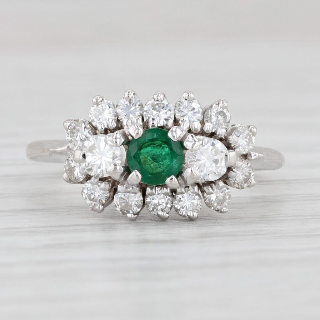 0,74ctw Smaragd Diamant Halo Ring 18k Weißgold Größe 4 Engagement im Zustand „Gut“ im Angebot in McLeansville, NC
