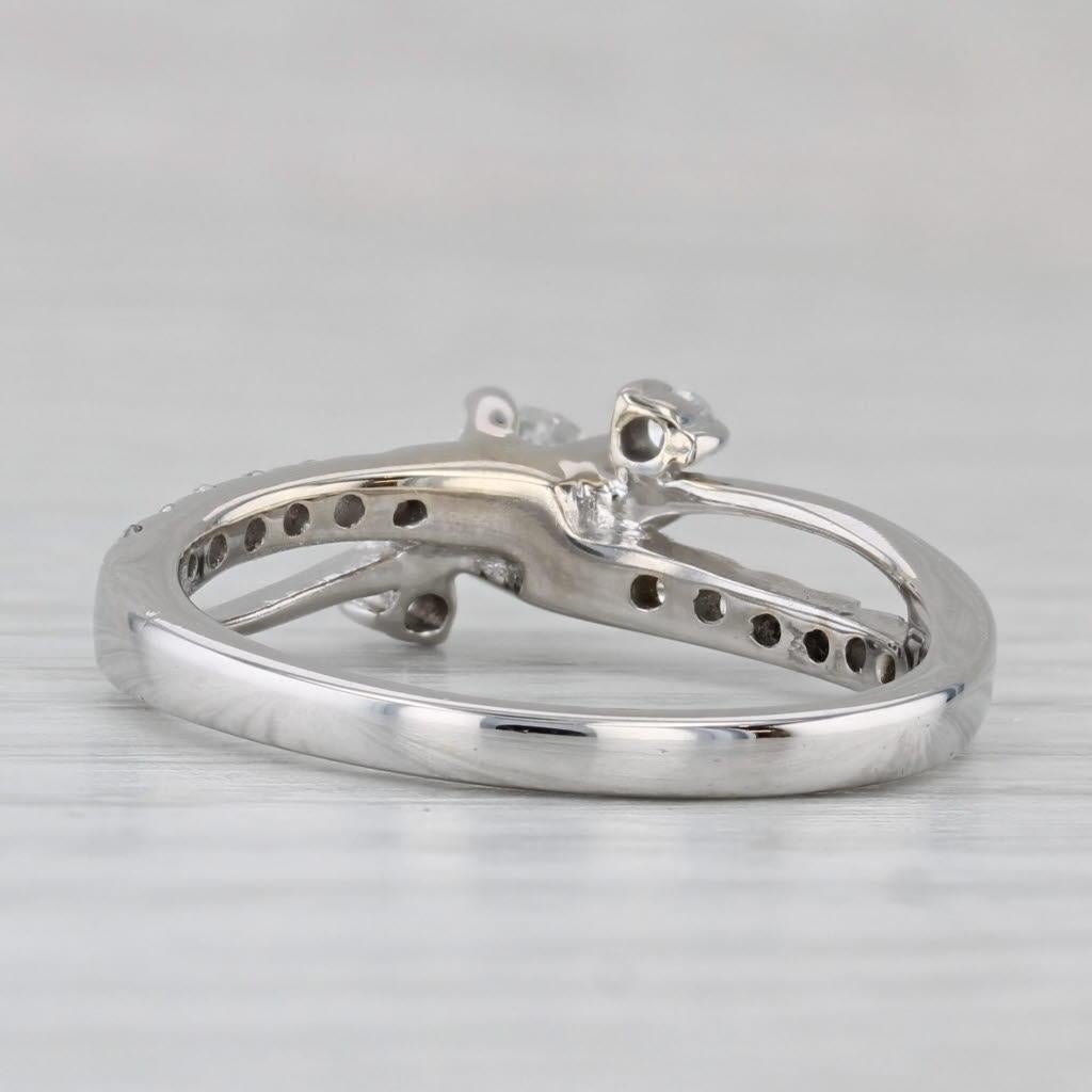 Taille ronde Bague de fiançailles bypass en or blanc 14 carats avec diamants ronds de 0,74 carat, taille 7,75 en vente