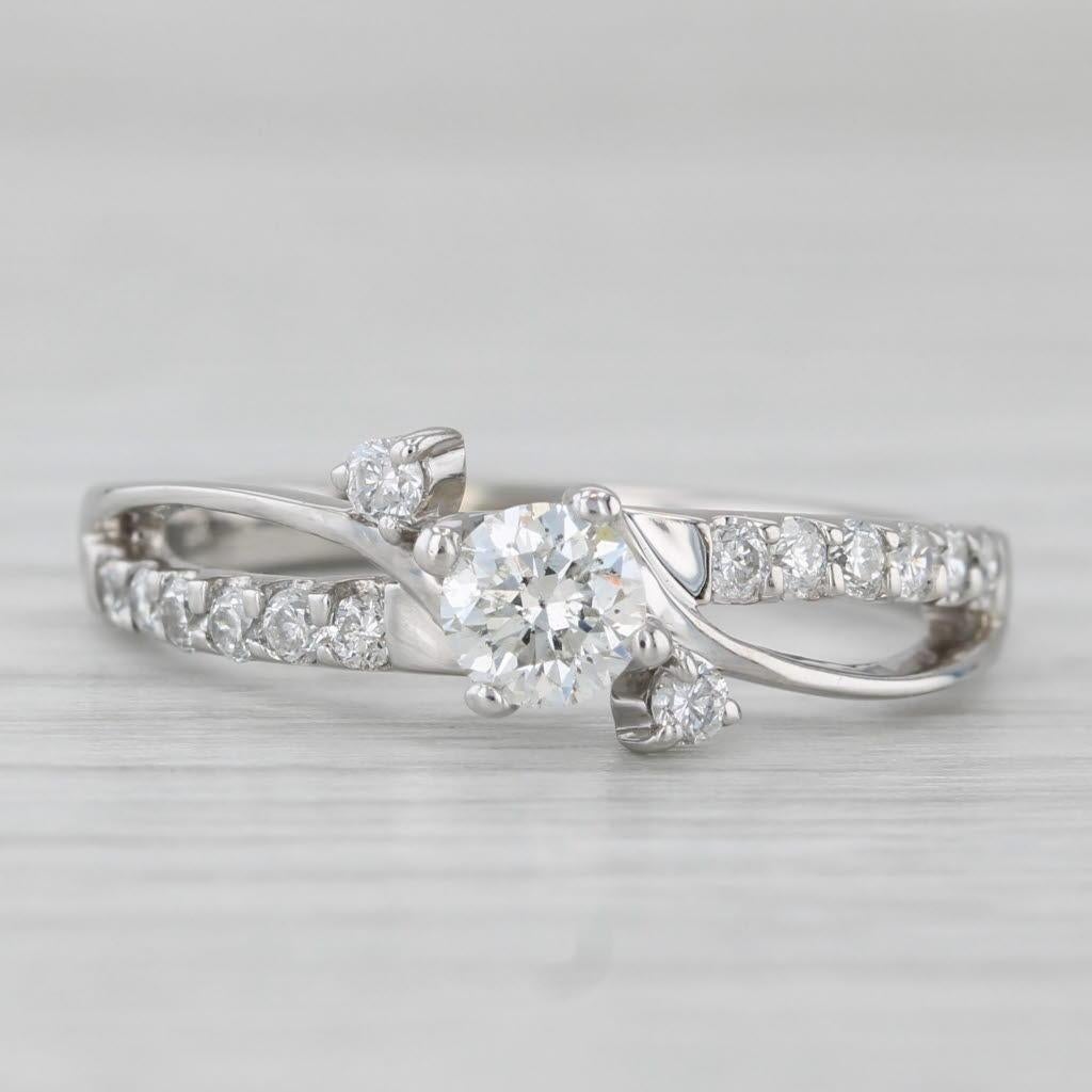 Bague de fiançailles bypass en or blanc 14 carats avec diamants ronds de 0,74 carat, taille 7,75 Bon état - En vente à McLeansville, NC