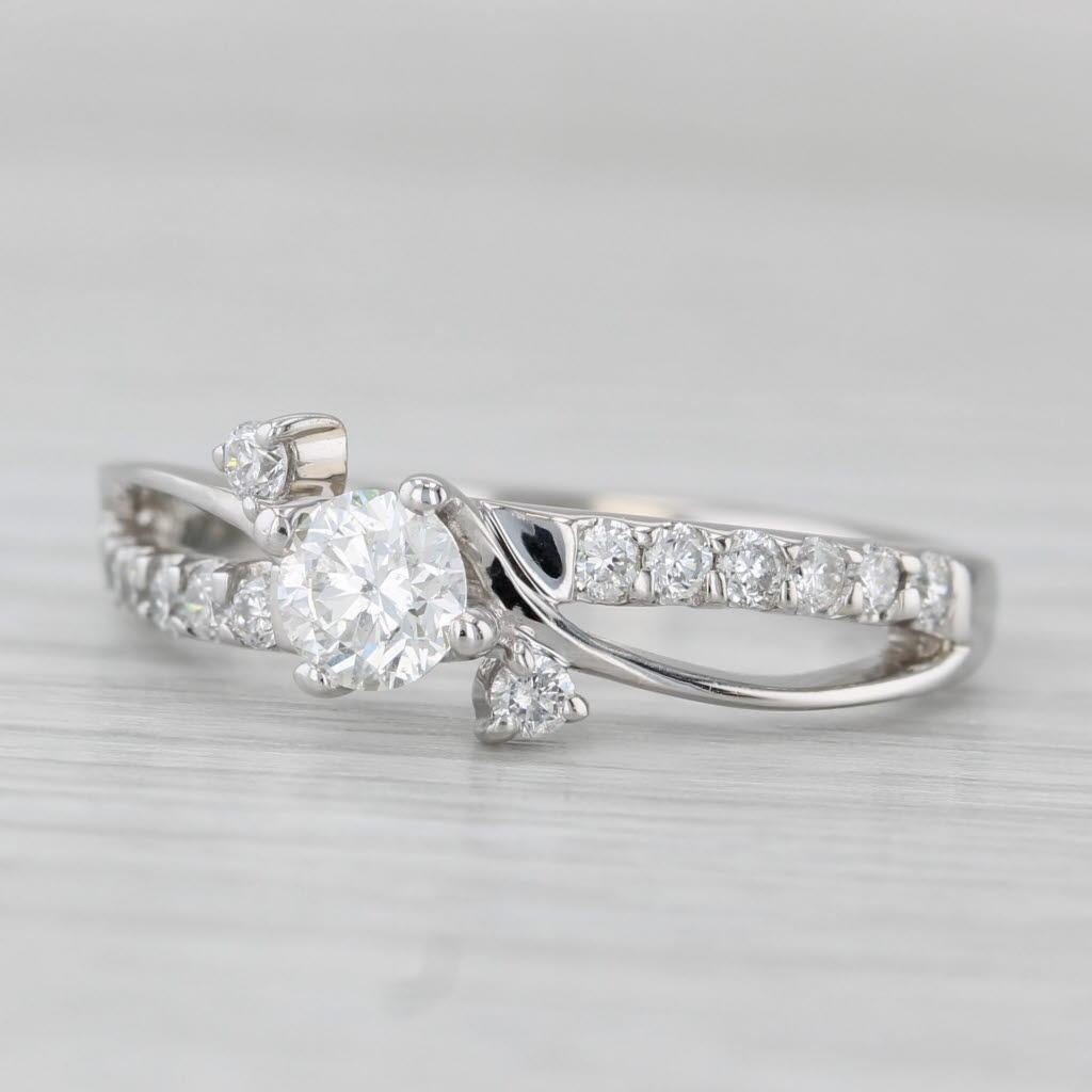 Bague de fiançailles bypass en or blanc 14 carats avec diamants ronds de 0,74 carat, taille 7,75 en vente 1