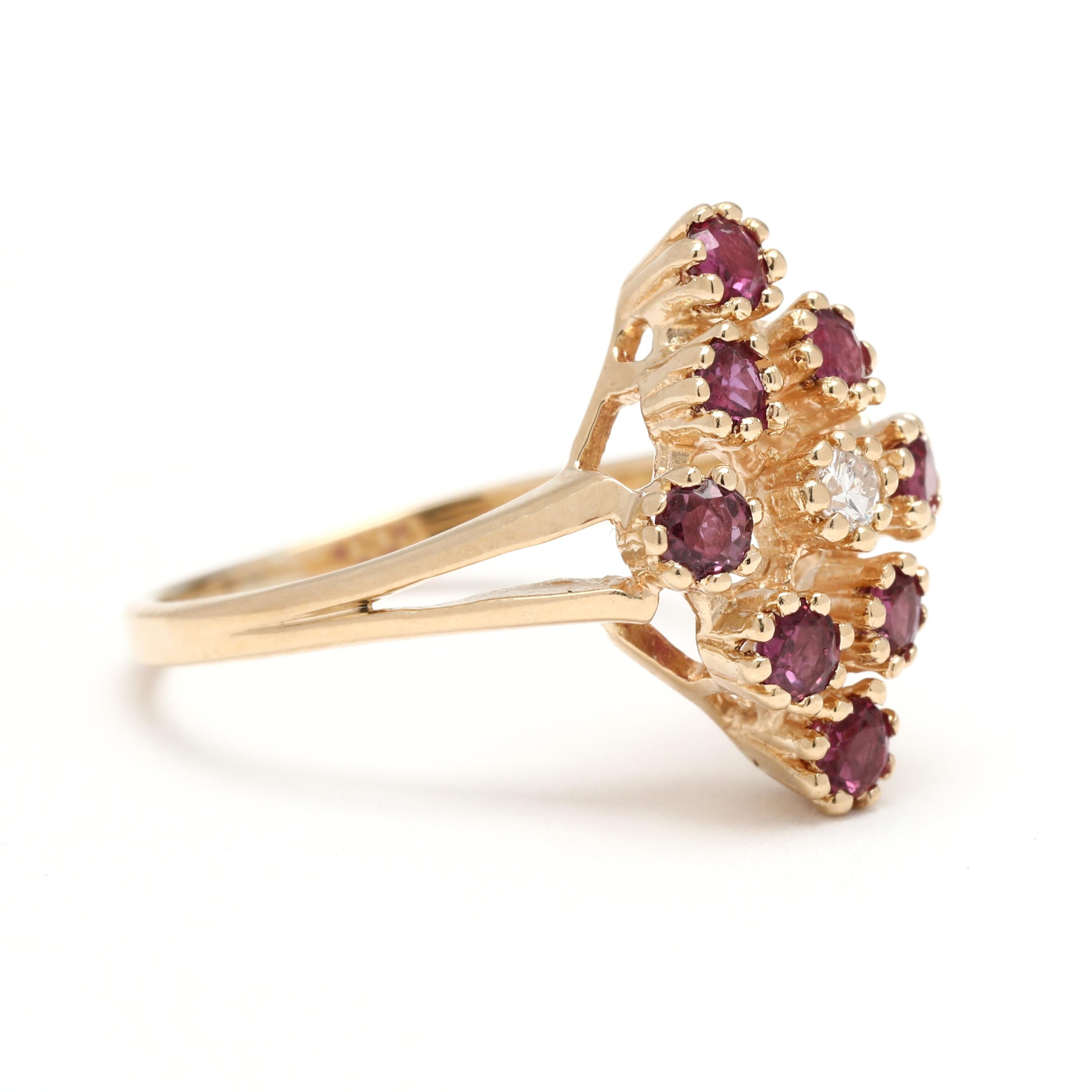 Pierres :
diamants, 1 pierre
taille ronde brillante
2,25 mm
environ 0,04 carat
Couleur G-H, clarté SI2
rubis, 8 pierres
ronde
2.5 mm
environ .70 carats au total

Taille de l'anneau 6.25

Hauteur du doigt : 6 mm

Longueur : 16,2 mm

Poids : 1,8 dwts.