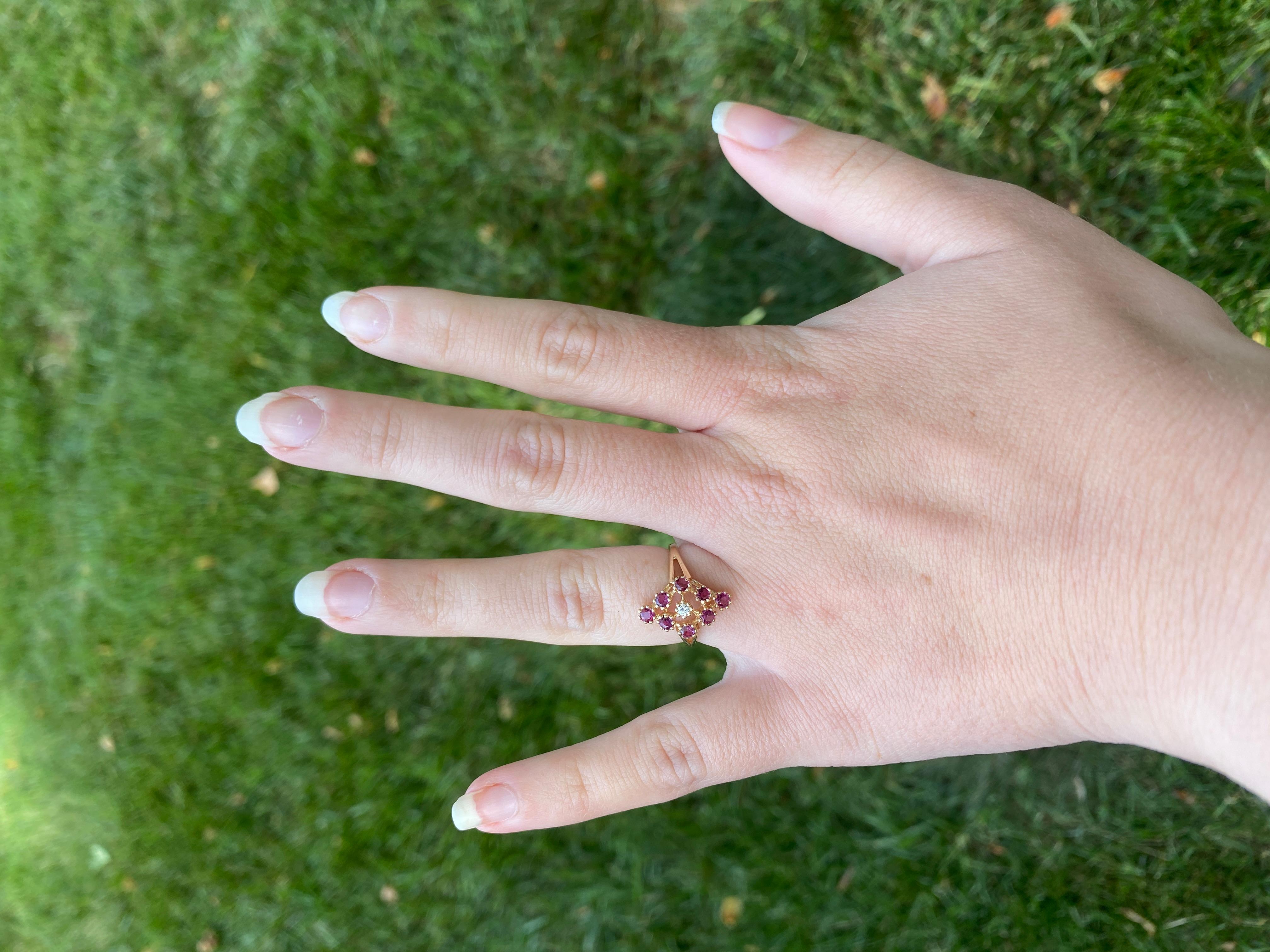 Bague navette avec rubis et diamants 0,74 carat, or jaune 14 carats, taille de bague 6,25 en vente 1