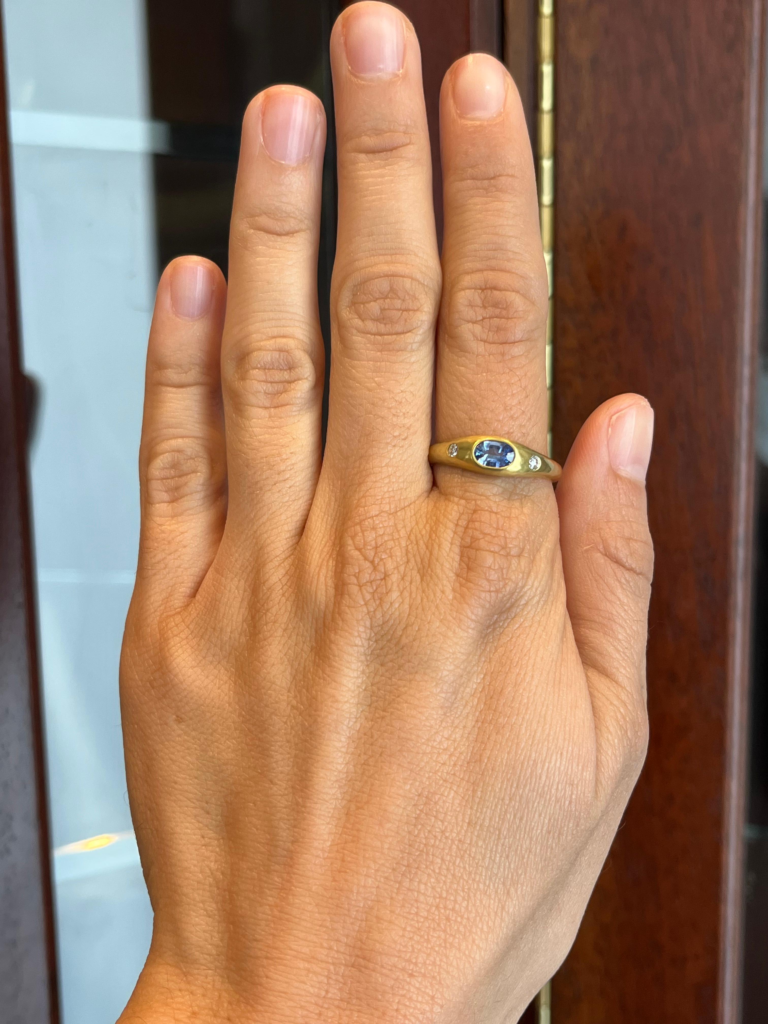 Un vibrante zaffiro blu di Ceylon da 0,75 ct è il fulcro di questo anello gitano fatto a mano, affiancato da due diamanti scintillanti per un totale di 0,10 ct. Incastonato in oro californiano a 20 carati, questo design unico fonde la ricca eredità