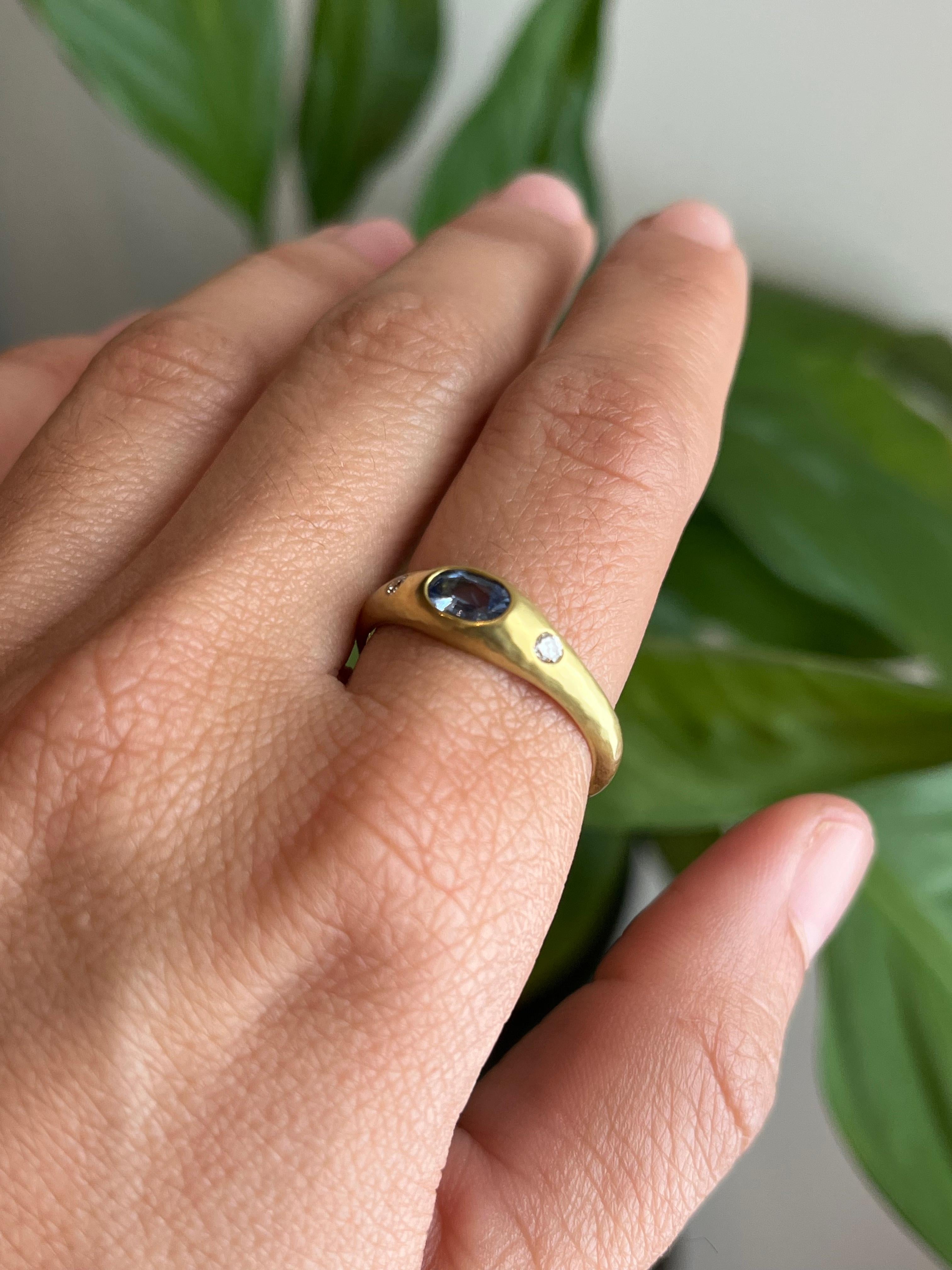 Moderno Anello Gypsy con zaffiro blu di Ceylon e diamanti da 0,75 carati in oro californiano 20 carati in vendita