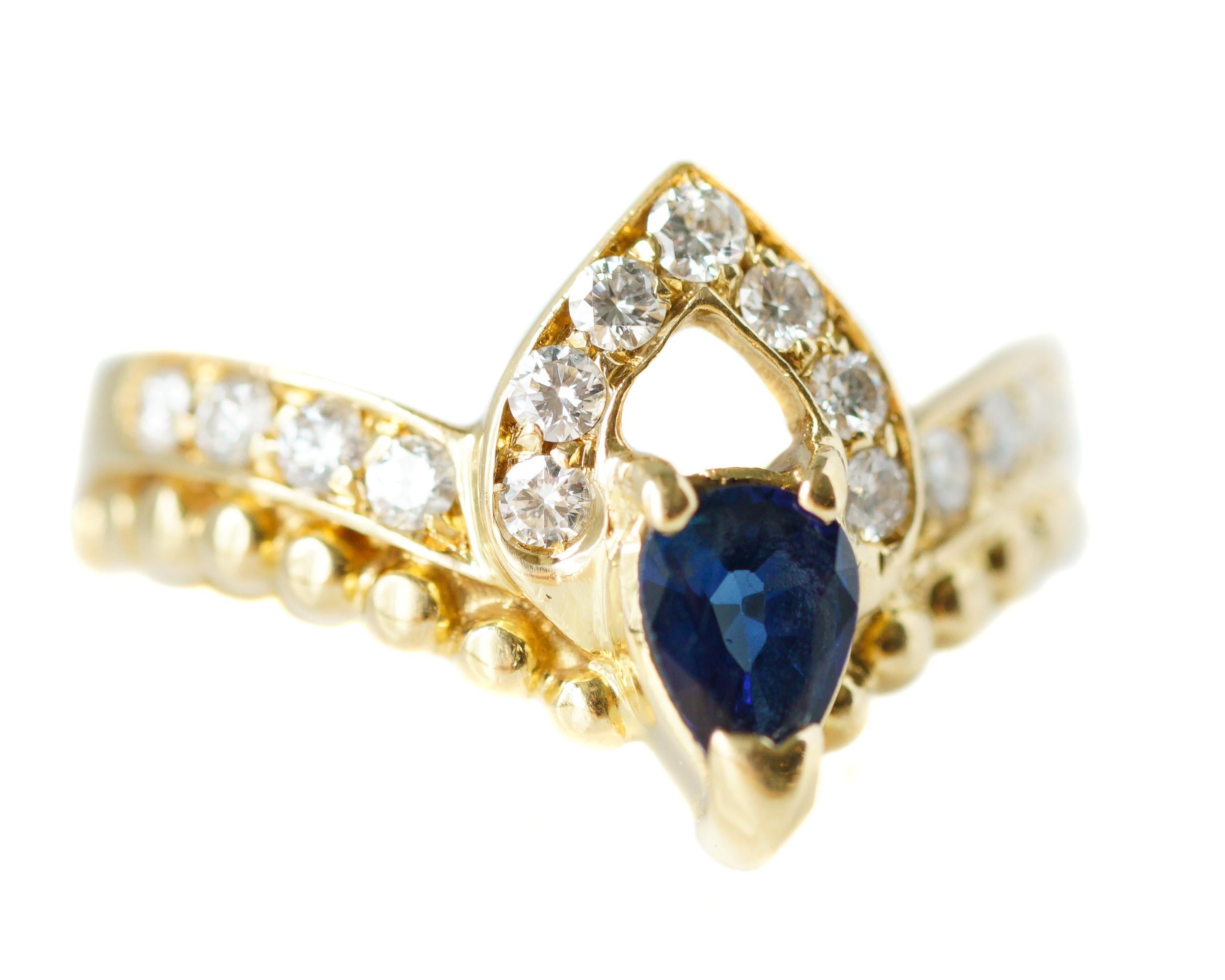 0.75 Carat Diamond and Sapphire 18 Karat Yellow Gold Ring In Good Condition In Atlanta, GA