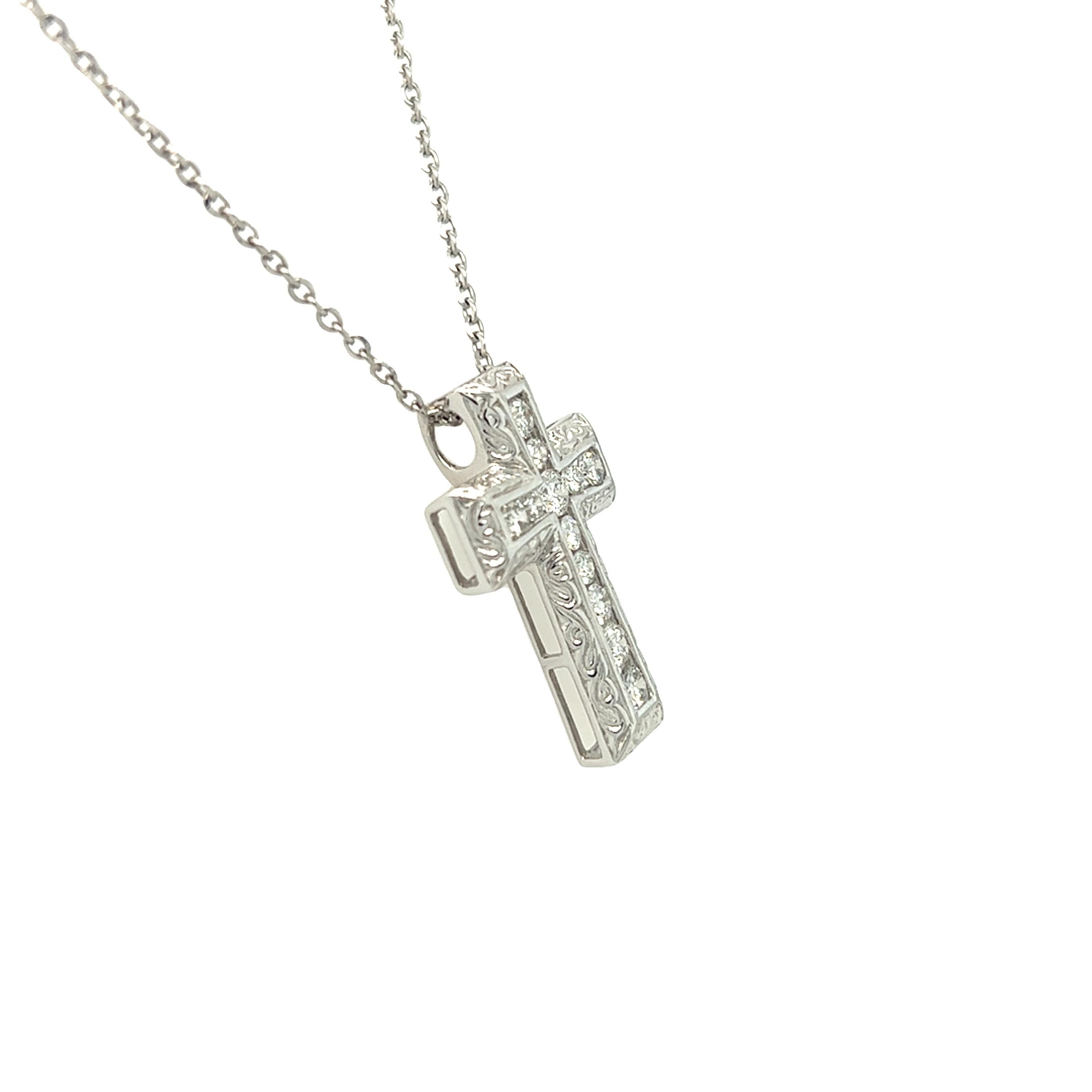 Collier à pendentif croix en diamant or blanc 14K Excellent état - En vente à beverly hills, CA