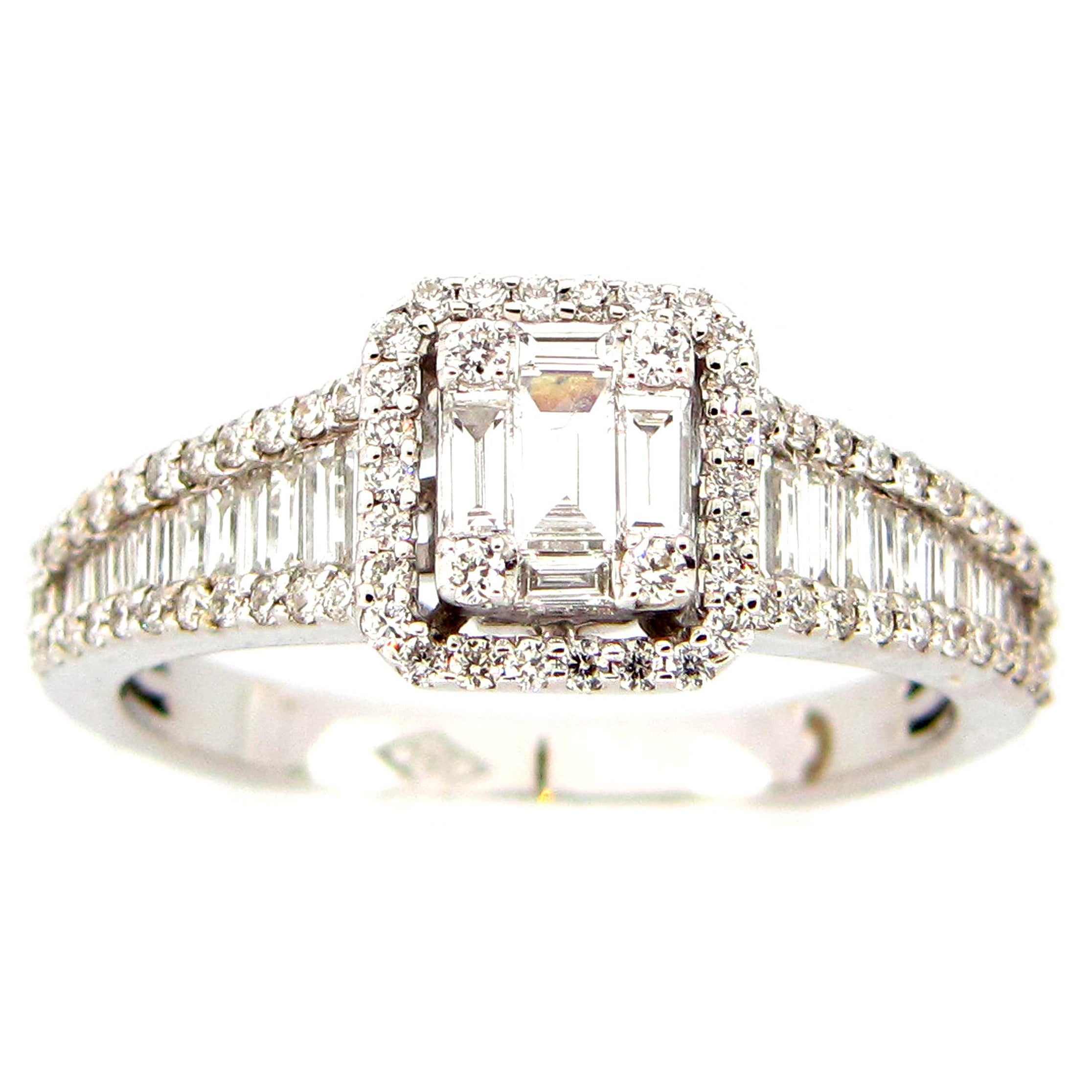 Questo splendido anello presenta un bellissimo grappolo di diamanti bianchi a taglio smeraldo, composto da diamanti baguette e rotondi, circondato da un'aureola di diamanti. Il gruppo di diamanti poggia su un gambo di diamanti. Questo anello è