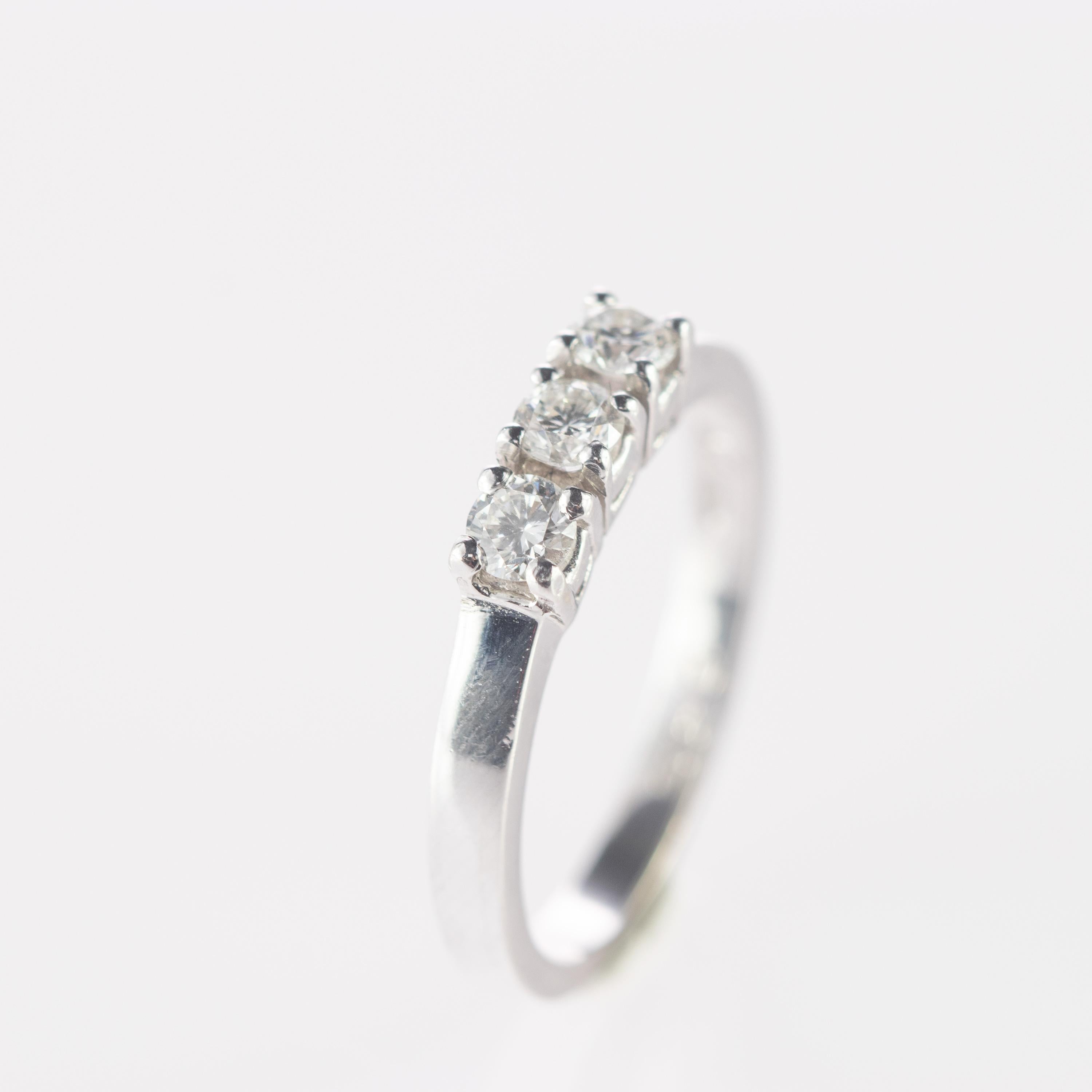 Romantic 0.75 Carat Diamond Radiant Line Band 18 Karat Gold Wedding Engagement Ring For Sale