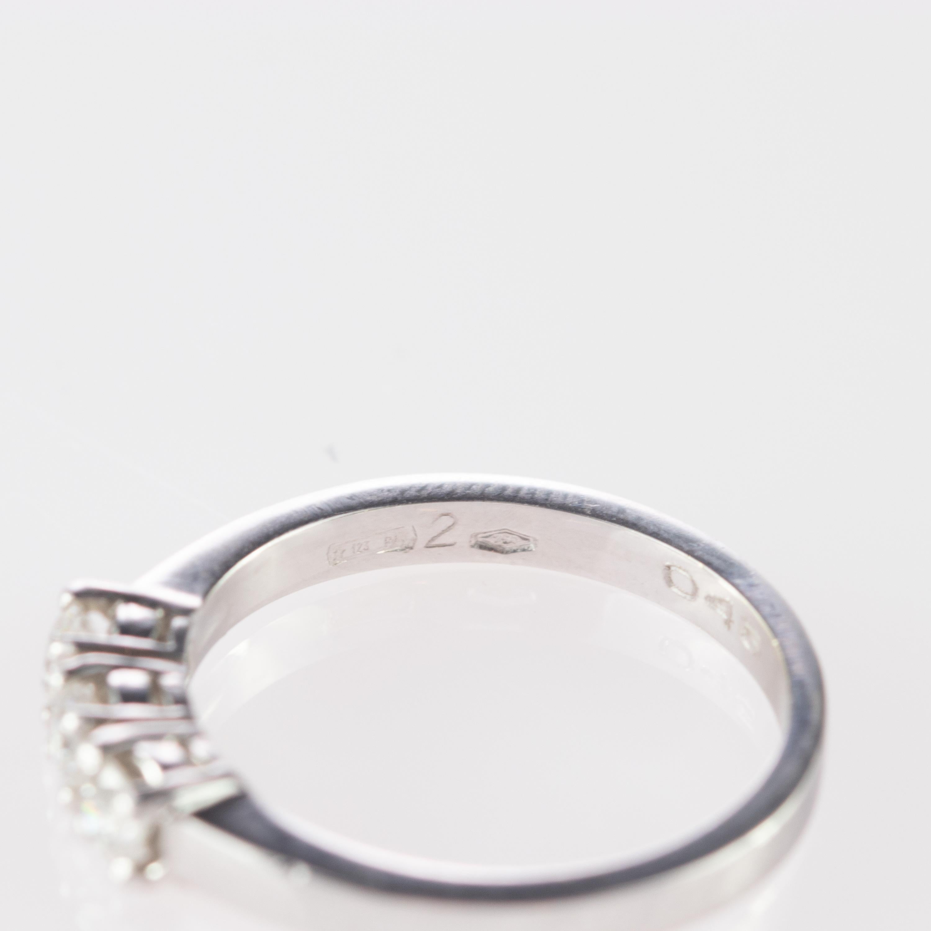 Anneau de fiançailles de mariage en or 18 carats avec diamants taille radiant de 0,75 carat en vente 2